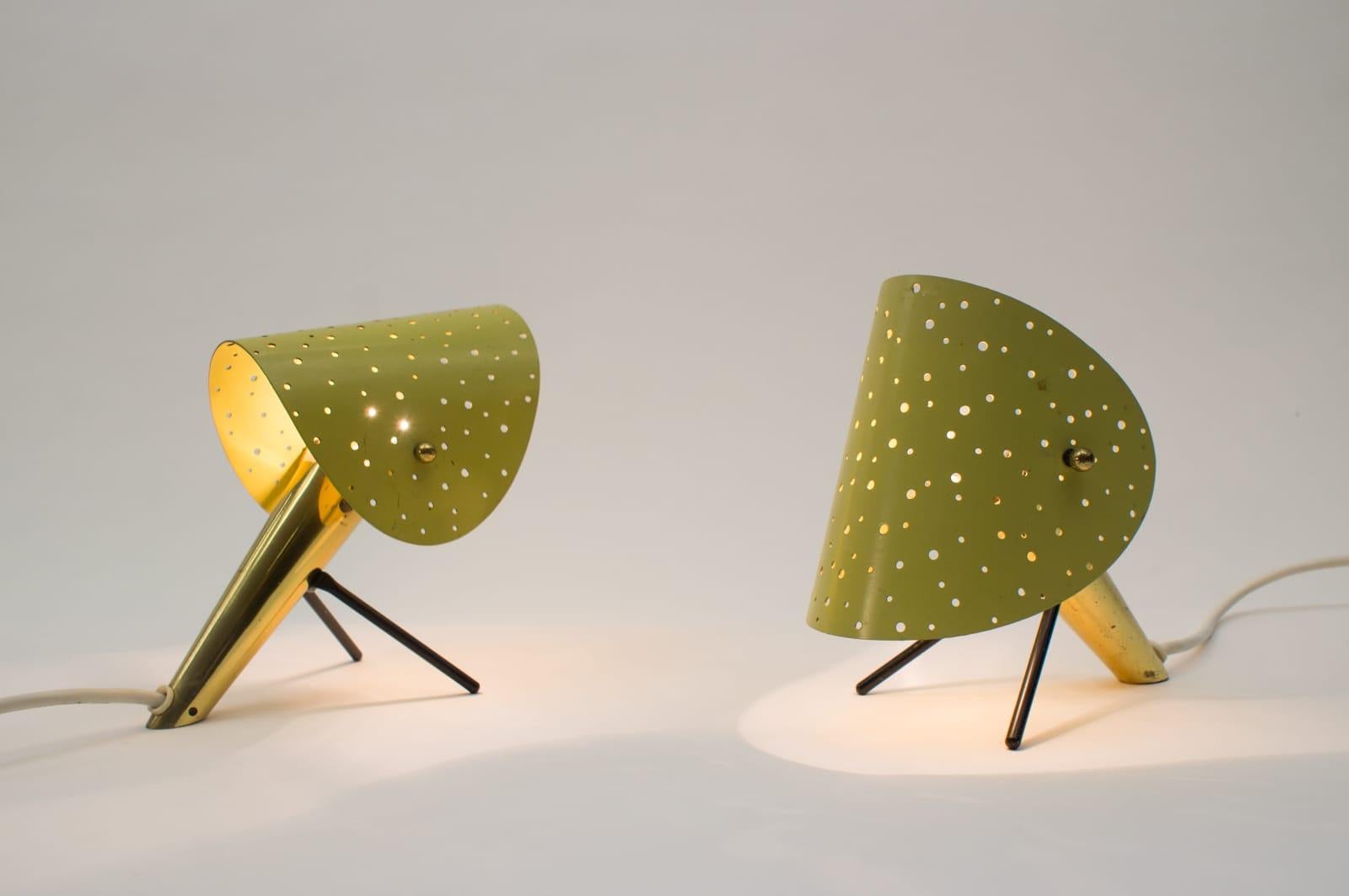 Dieses Paar Tisch- oder Wandleuchten wurde von Ernest Igl entworfen und von Hillebrand in Deutschland hergestellt. Sie bestehen aus lackierten Metallkörpern mit V-förmigen, lackierten Metallbeinen und lackierten Metallschirmen mit durchbrochenen