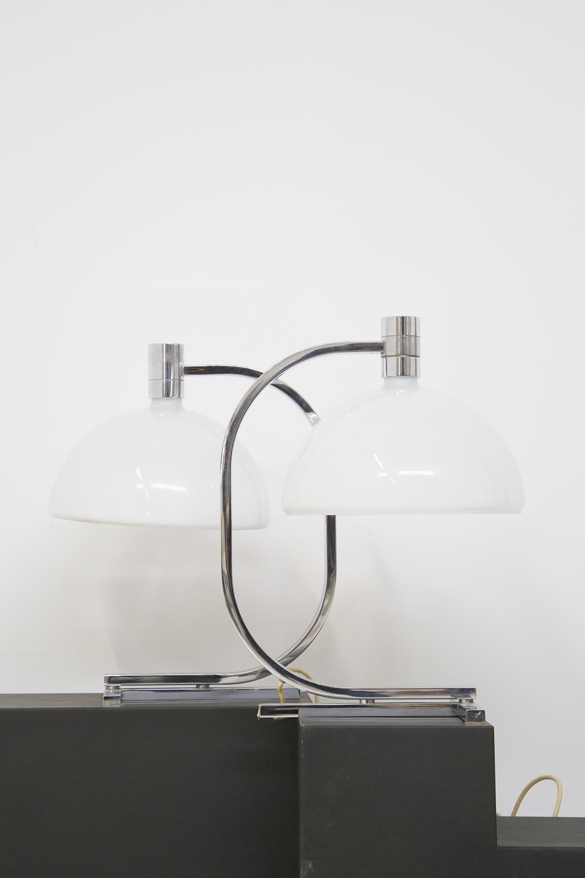 Beautiful glass table lamps made in the 1960s designed by Franco Albini and Franca Helg for Vips Residence, of fine Italian manufacture.
The lamps have a chromed metal frame, finely crafted and curved, in black color.
The hats are made of glass,