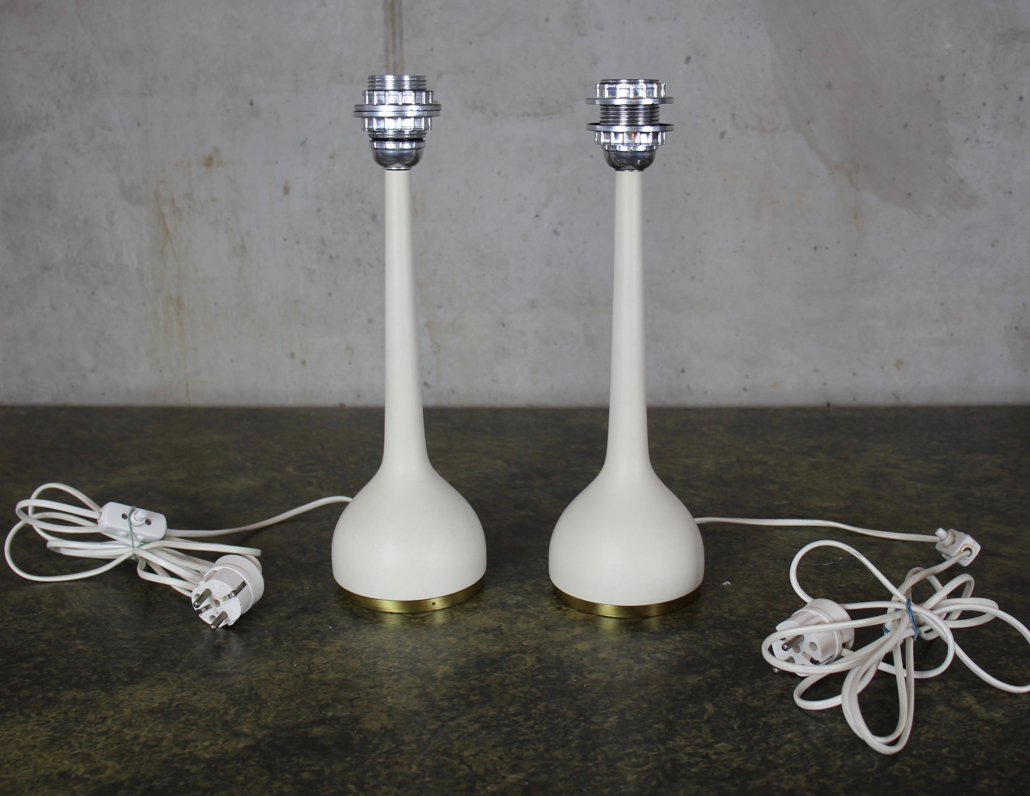 Diese Tischlampen wurden in den 1960er Jahren von Hans-Agne Jakobsson entworfen und von Hans Agne Jakobsson AB in Markaryd, Schweden, hergestellt. Sie besteht aus einem weiß lackierten Sockel mit originalen Stoffschirmen. Sowohl das Becken als auch