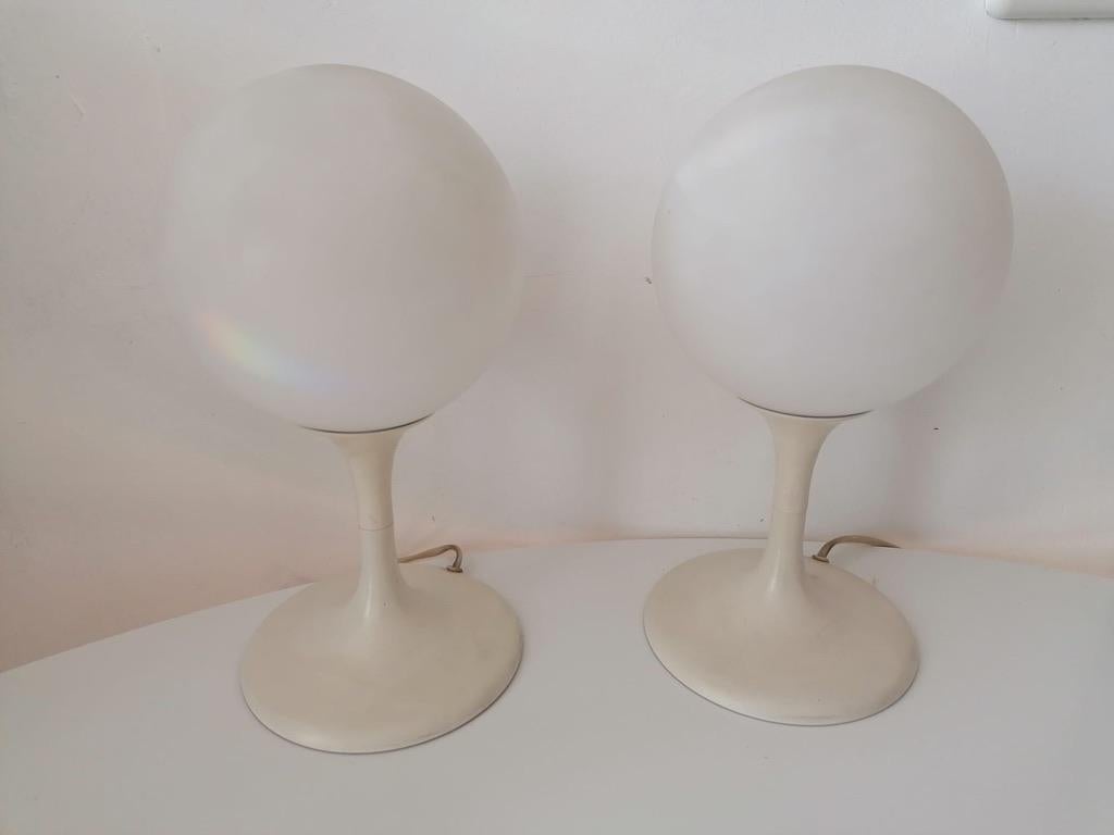 Lampe à boule de Temde, Max Billing des années 1960. Boule en verre avec base en plastique.
Mesures : Diamètre : 14cm / Hauteur : 29cm.