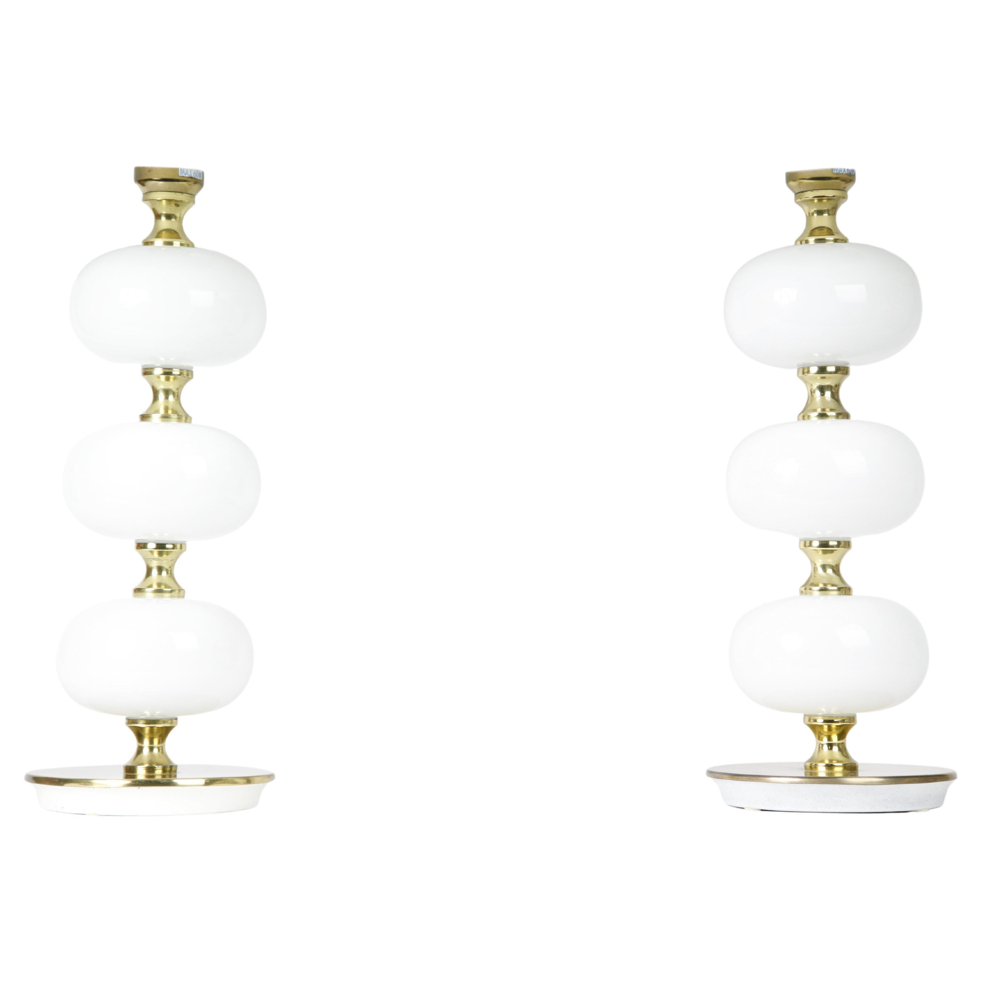 Coppia di lampade da tavolo Tranås AB Stilarmatur sfere in vetro opalino soffiato a bocca bianco su base in ottone, anni '70, Svezia.
Tre sfere di vetro bianco soffiato a bocca su una pesante base di ottone lucidato in eccellenti condizioni