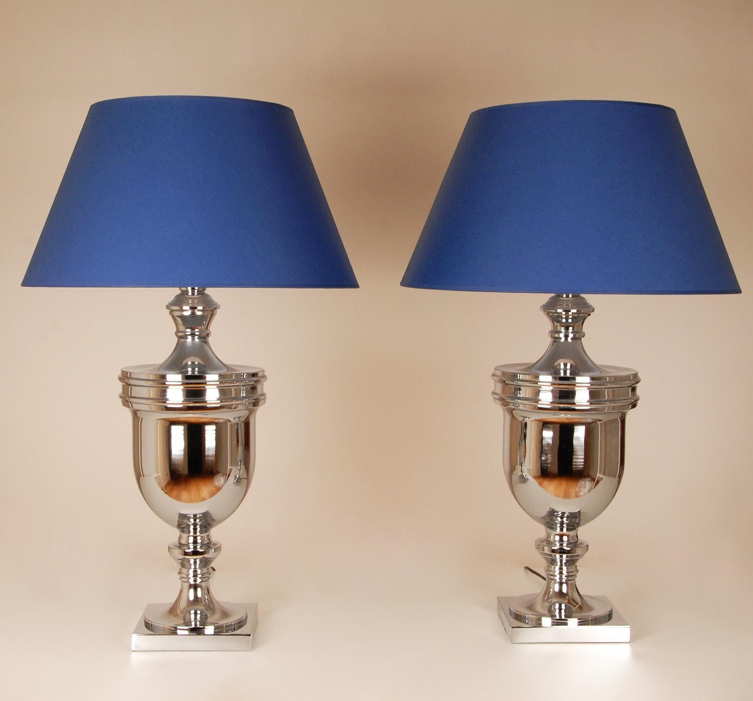 Vintage a pair tall modern silver colored vase lamps table lamps
Silver with Royal blue lampshades ( new condition )
Style: Modern , timeless, design
Design: In the manner of Karl Springer, Frederich Cooper, Stiffel
Origin: France,
