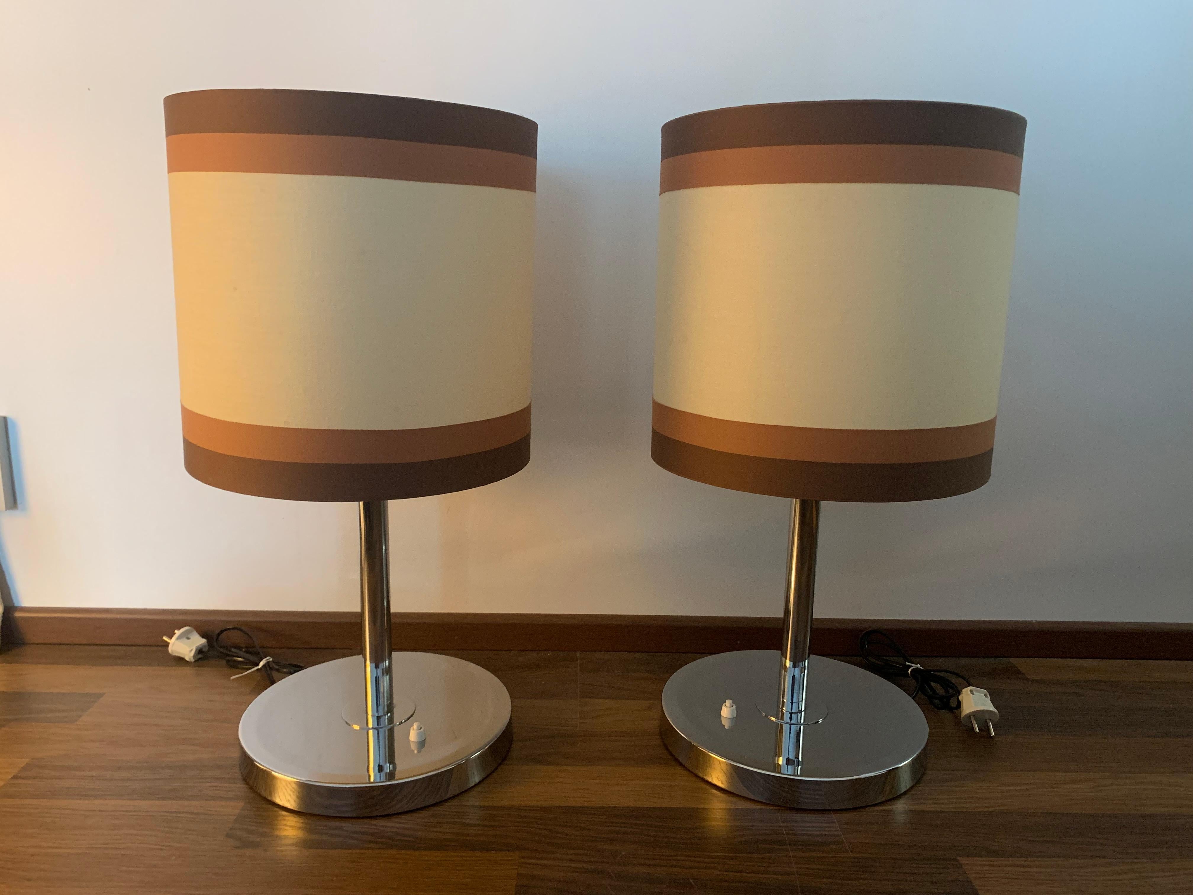 Une magnifique paire de lampes au design finlandais, les lampes sont ornées d'abat-jours originaux, qui sont en bon état d'origine. Ces lampes peuvent être utilisées directement pour éclairer votre maison.