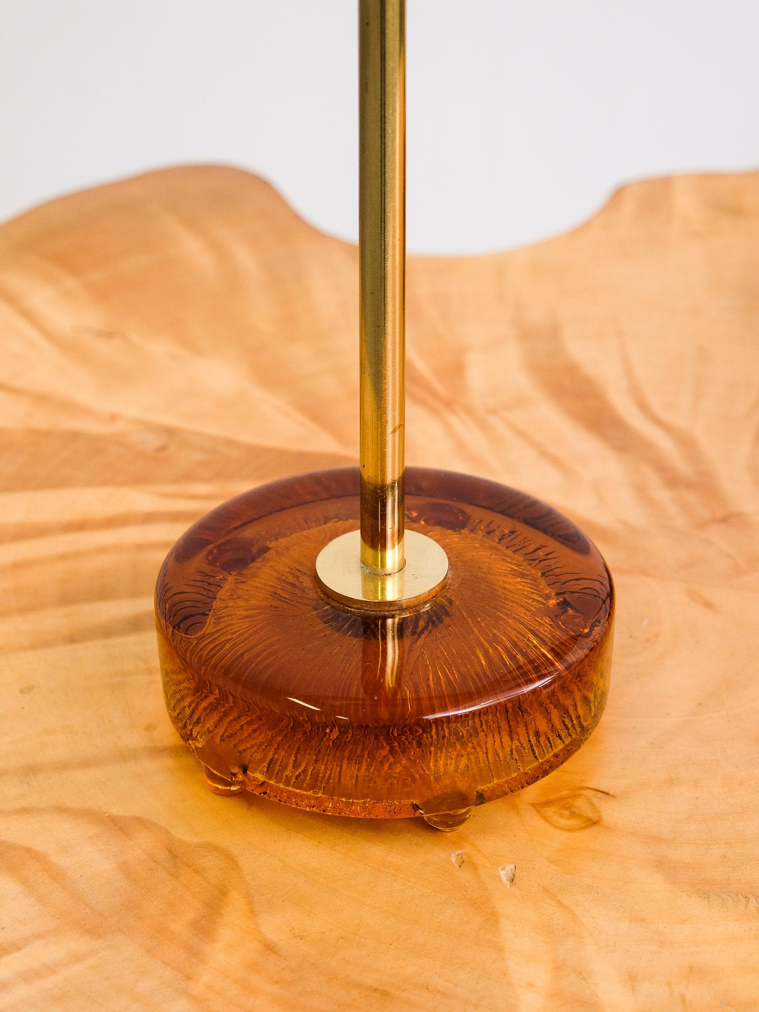 Pair of 1950s Scandinavian brass and amber glass table lamps. Manufactured by Eskilstuna Armaturer.

Good condition. Ungrounded wiring. E27 bulb socket.

Height with shade 44 cm
Shade diameter 19 cm.