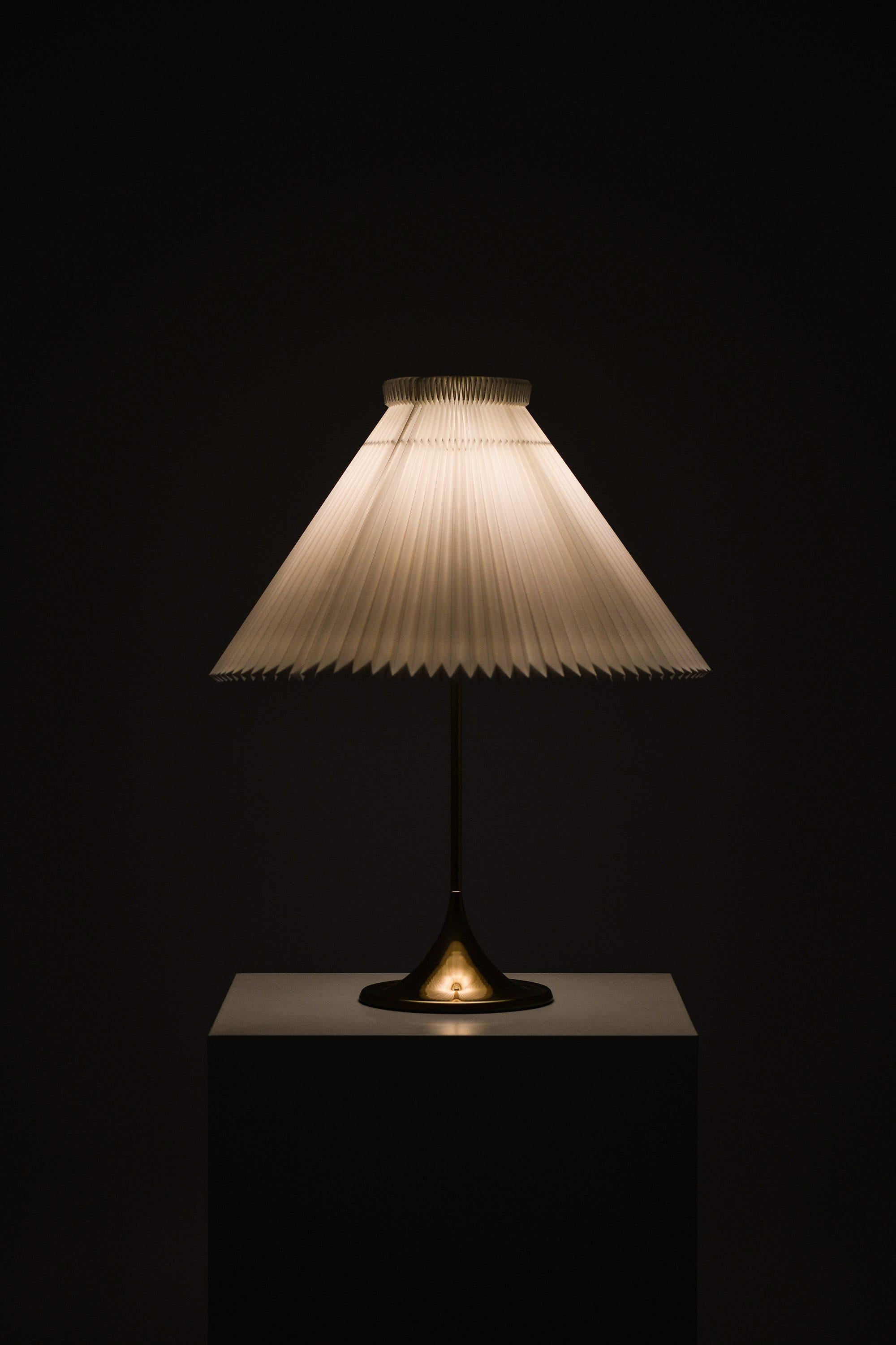 Lampes de table en laiton et abat-jour original Le Klint par Alf Svensson & Yngvar Sandström, années 1950

Informations supplémentaires :
MATERIAL : Laiton et abat-jour Le Klint d'origine
Style : Milieu du siècle, Scandinavie
Rare lampe de table