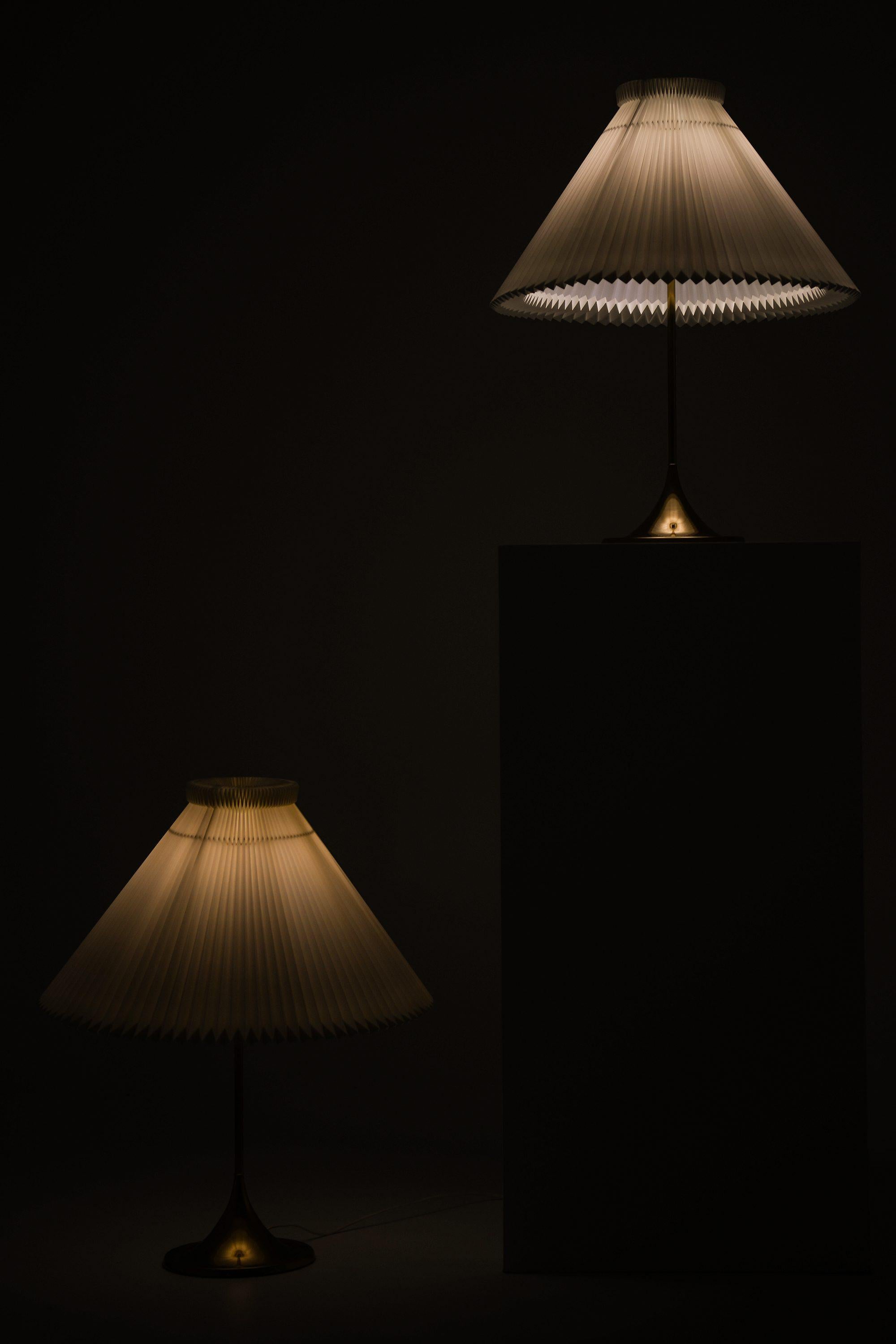 Mid-Century Modern Lampes de table en laiton et abat-jour d'origine Le Klint, années 1950 en vente