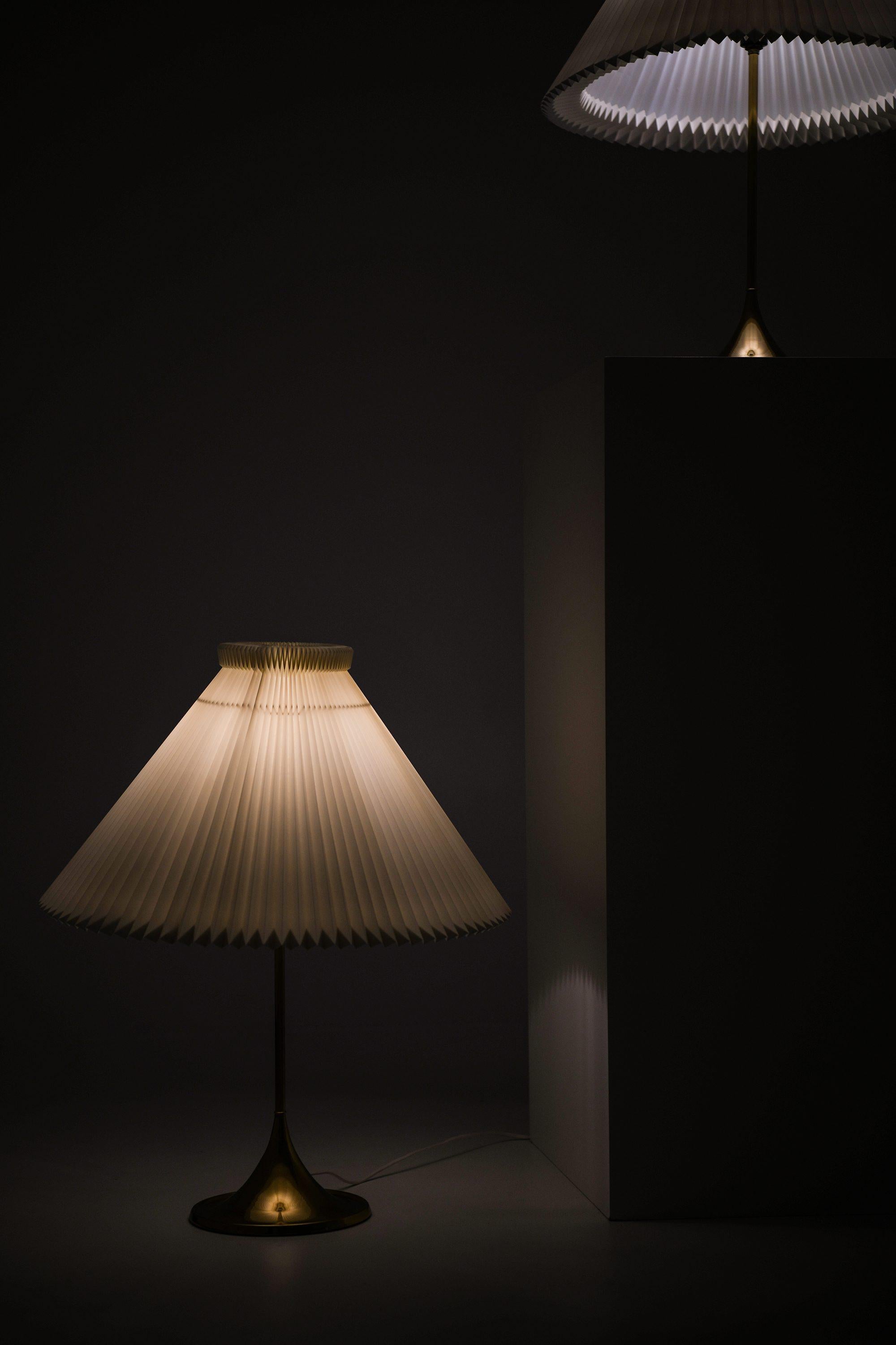 Suédois Lampes de table en laiton et abat-jour d'origine Le Klint, années 1950 en vente