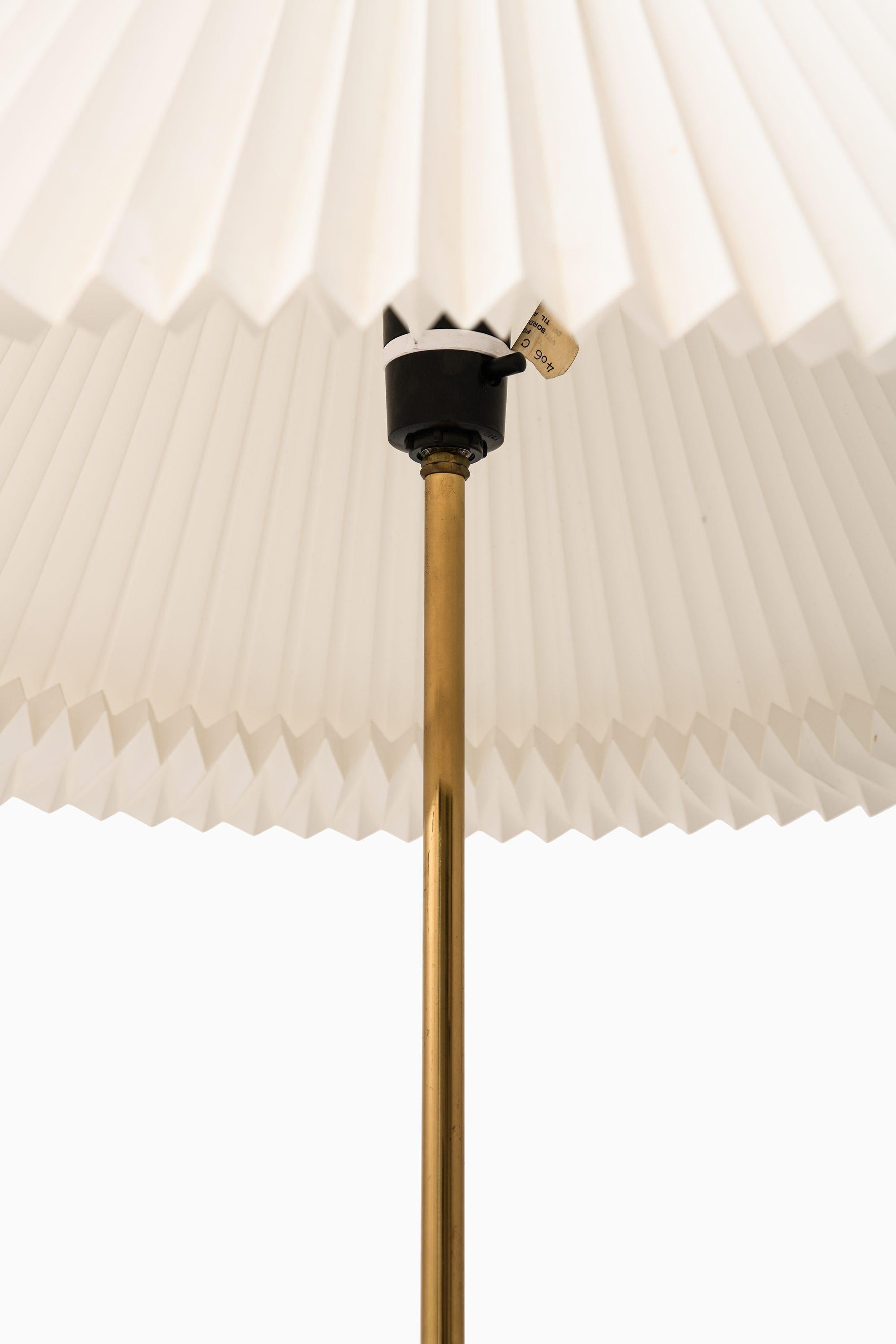 Lampes de table en laiton et abat-jour d'origine Le Klint, années 1950 Bon état - En vente à Limhamn, Skåne län