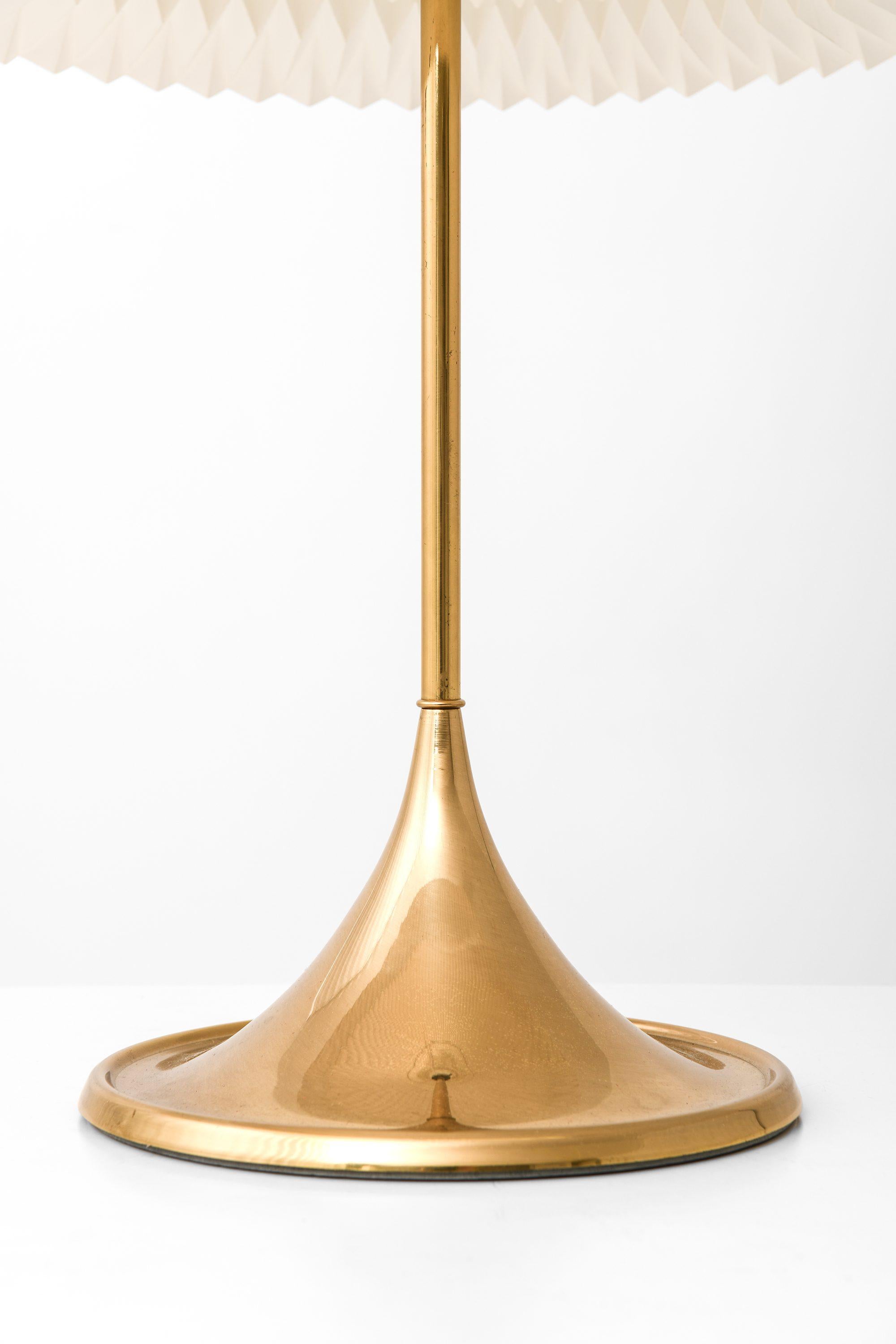 20ième siècle Lampes de table en laiton et abat-jour d'origine Le Klint, années 1950 en vente