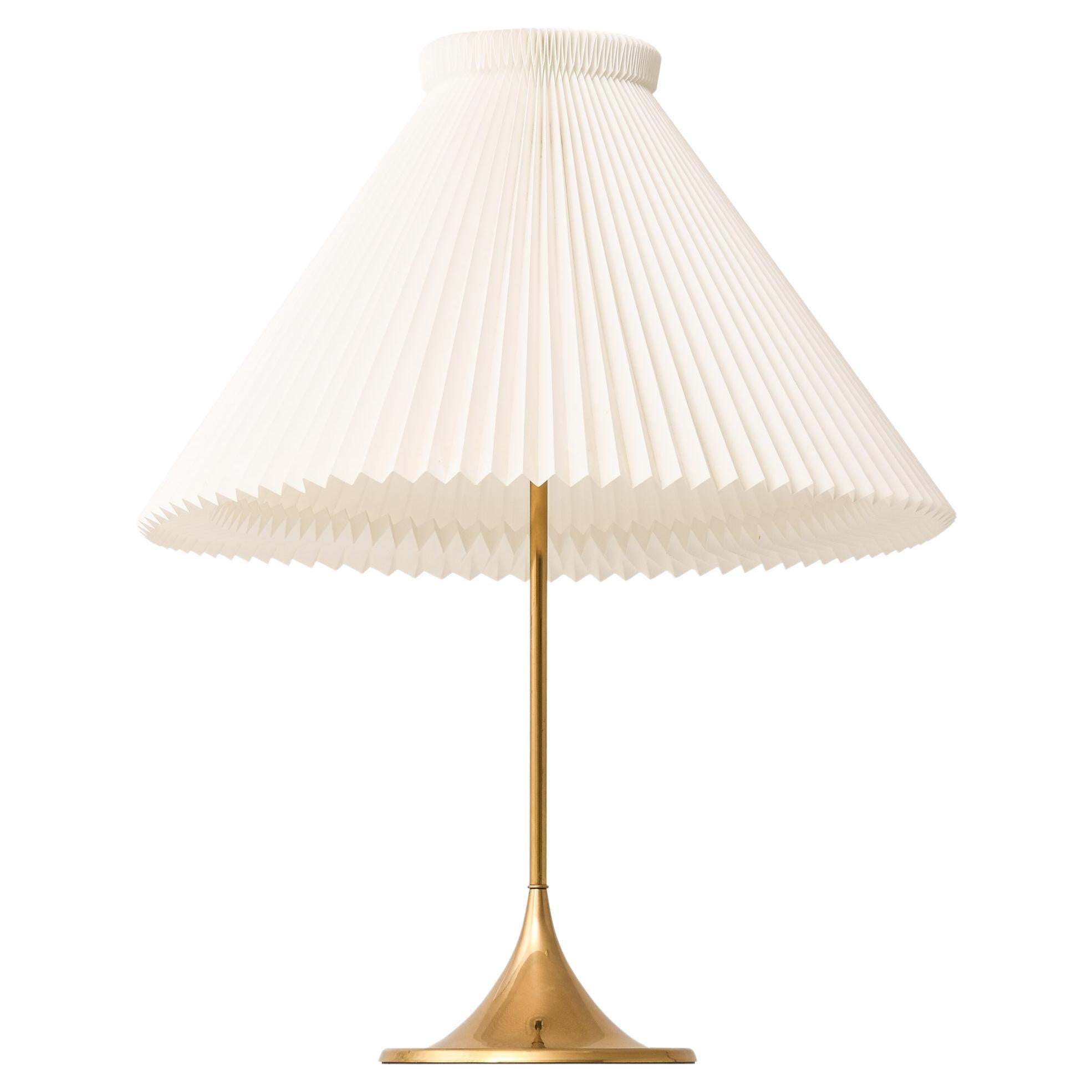 Lampes de table en laiton et abat-jour d'origine Le Klint, années 1950 en vente
