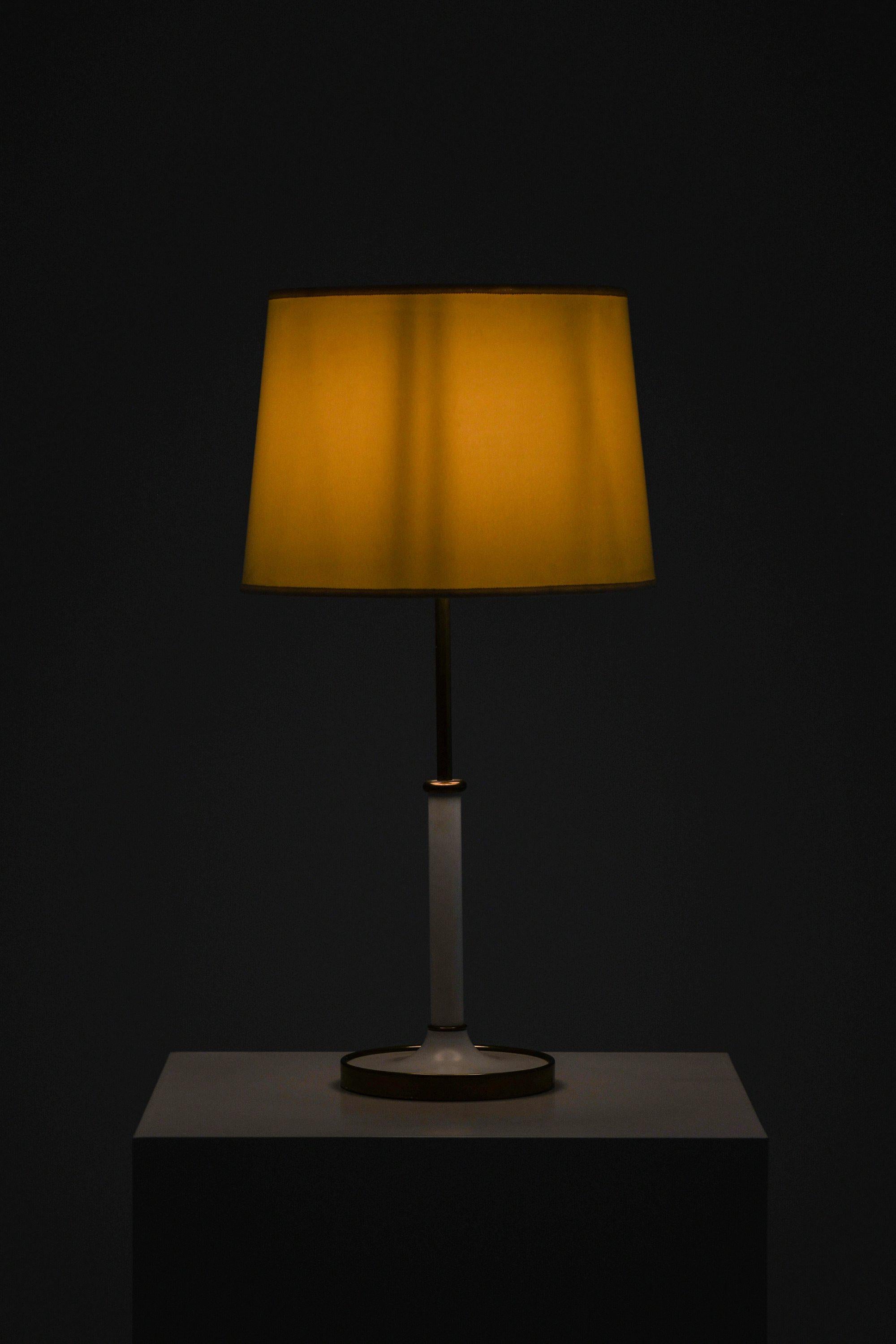 Tischlampen aus Messing und weiß lackiertem Metall und Original-Lampenschirme von Josef Frank, 1950er Jahre

Zusätzliche Informationen:
MATERIAL: Messing und weiß lackiertes Metall und Original-Lampenschirme
Stil: Mitte des Jahrhunderts,