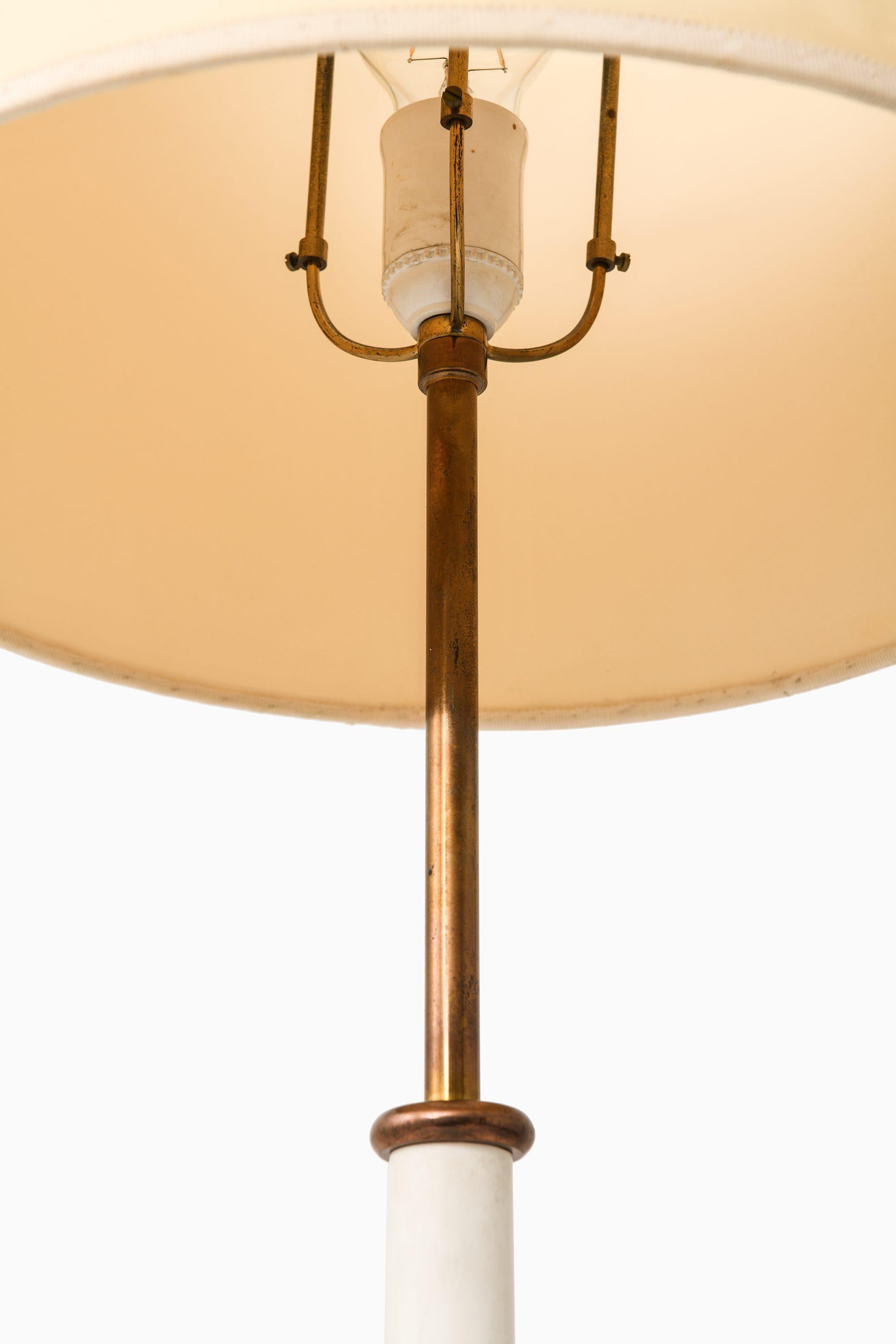 Tischlampen aus Messing & weißem Metall & Original-Lampenschirme von Josef Frank, 1950er Jahre im Zustand „Gut“ im Angebot in Limhamn, Skåne län