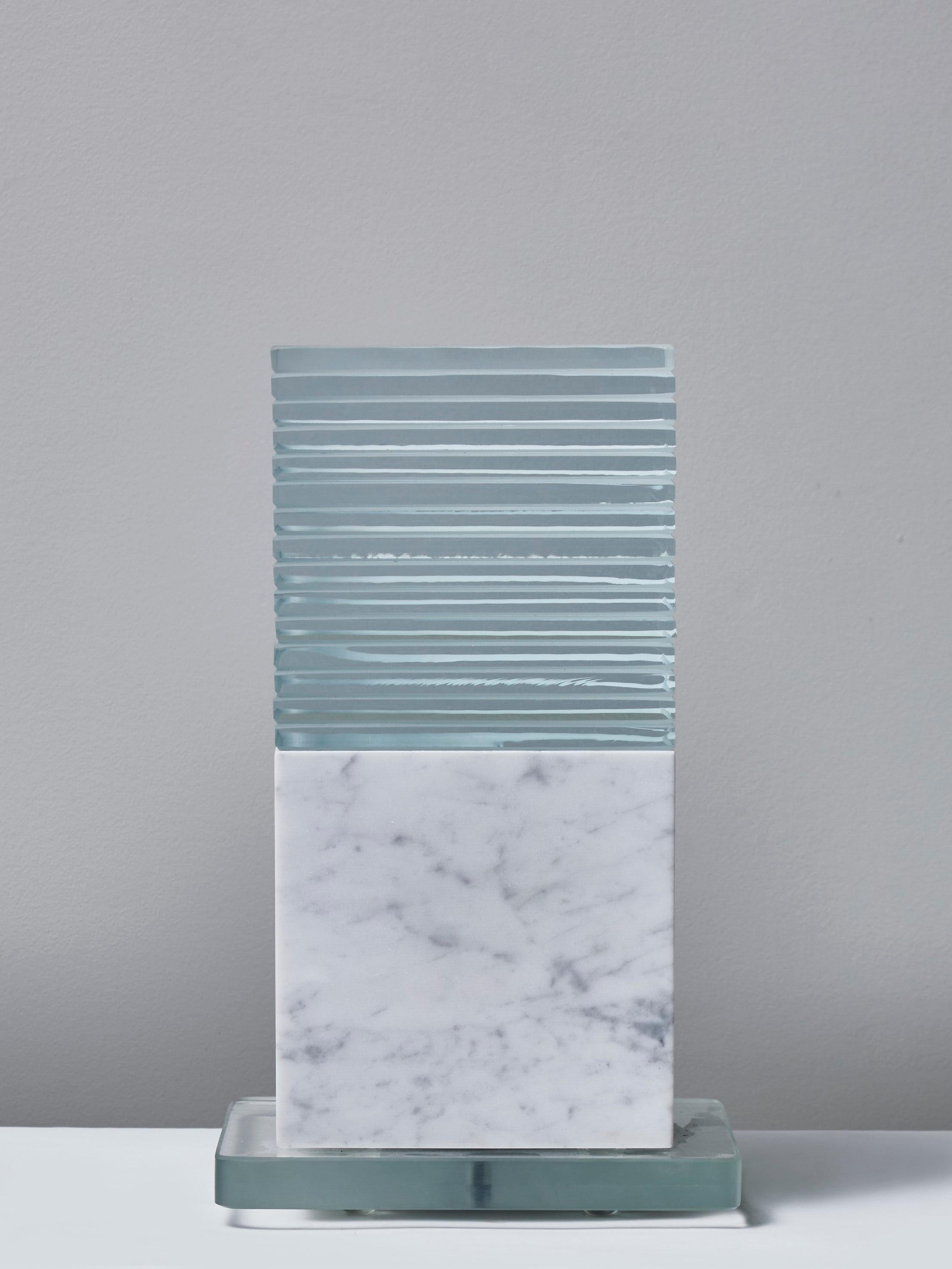 Paire de lampes de table en verre et marbre blanc de Carrare, numérotées et signées par l'artiste français Laurent Beyne.