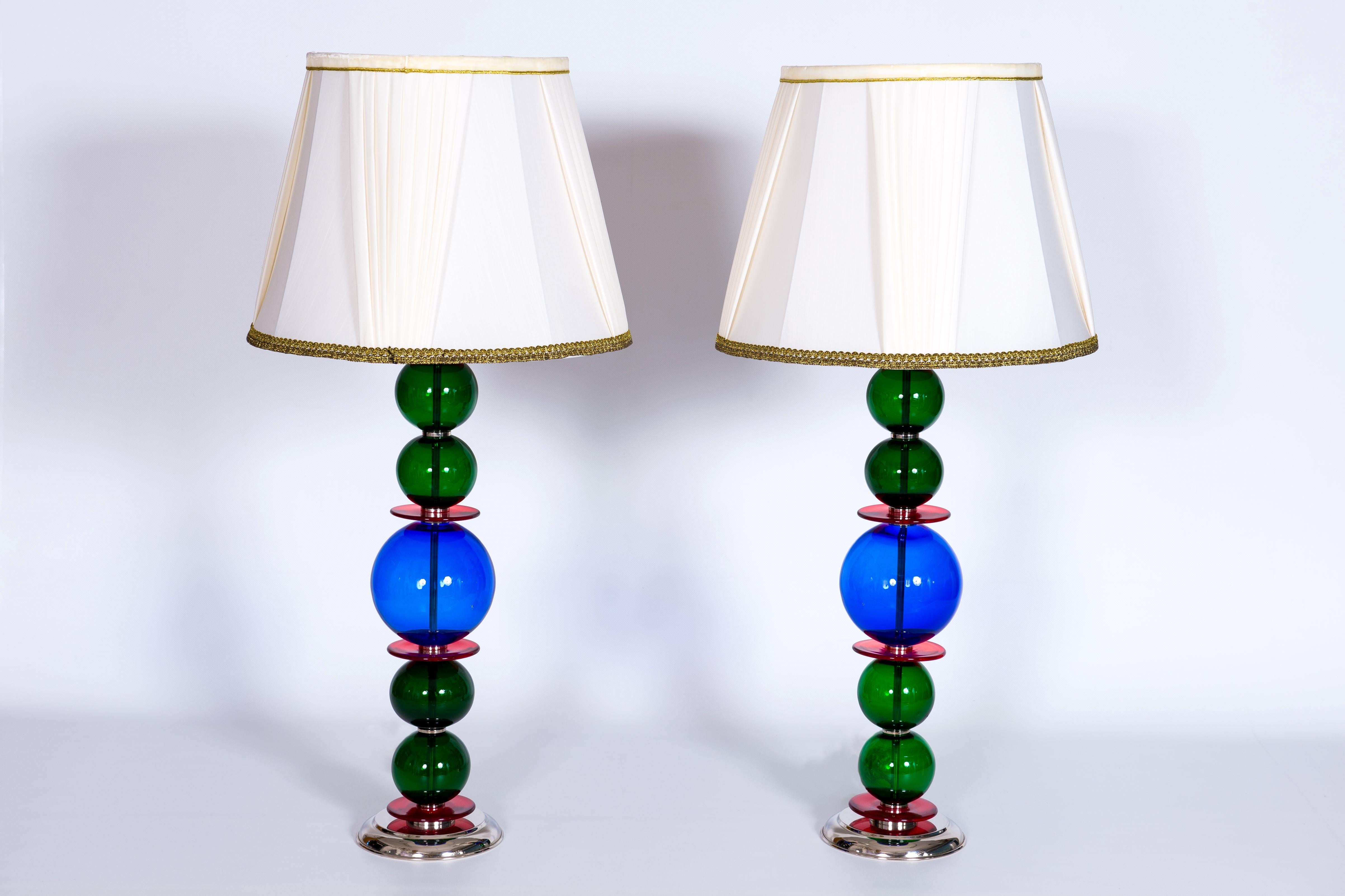 Diese exquisiten Tischlampen, von denen ein Paar zum Kauf angeboten wird, sind ein Beweis für die meisterhafte Handwerkskunst der Murano-Glaskünstler. Diese Lampen wurden in den 1980er Jahren von der renommierten Vintage Murano Gallery entworfen und