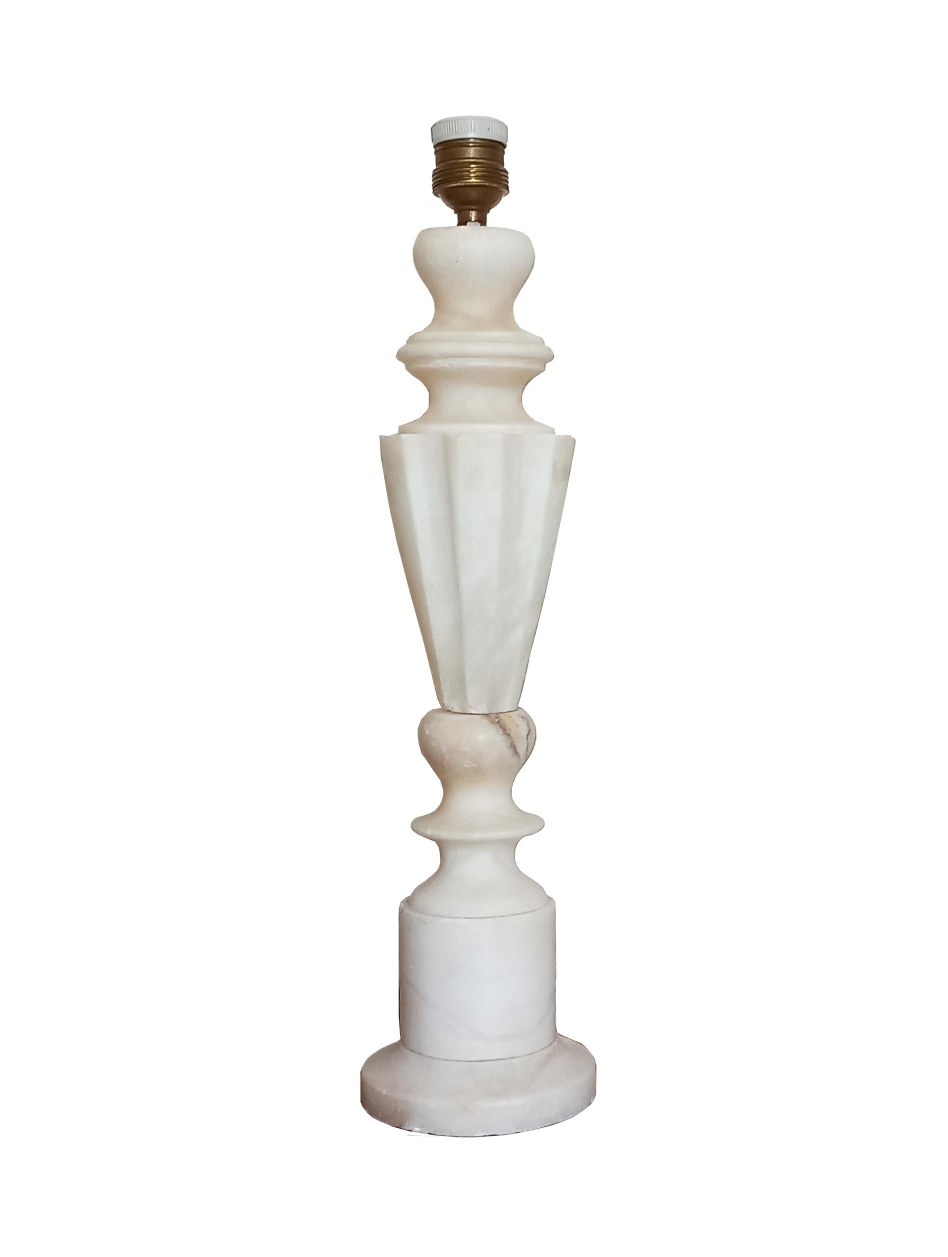 Excellentes conditions, comme neuf
Paire de grandes lampes en albâtre ou en marbre blanc.
Il s'agit de deux lampes en albâtre blanc ou en marbre d'origine espagnole ou italienne. Il a la forme de deux grandes colonnes en forme de lampe.
Ce sont des