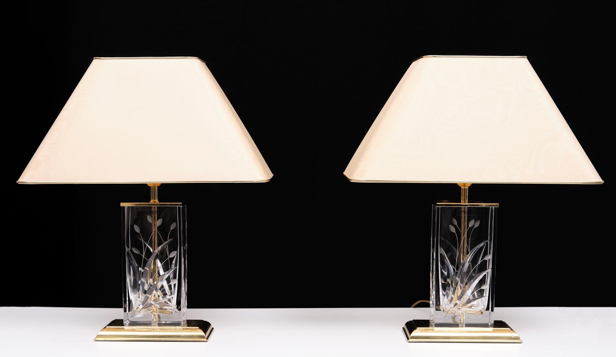 2 Magnifiques lampes de table identiques par Nachtmann Luechten Allemagne années 1970 . 
Verre de cristal taillé, sur une base en laiton. Livré avec les teintes d'origine. 
Bon état vintage . 