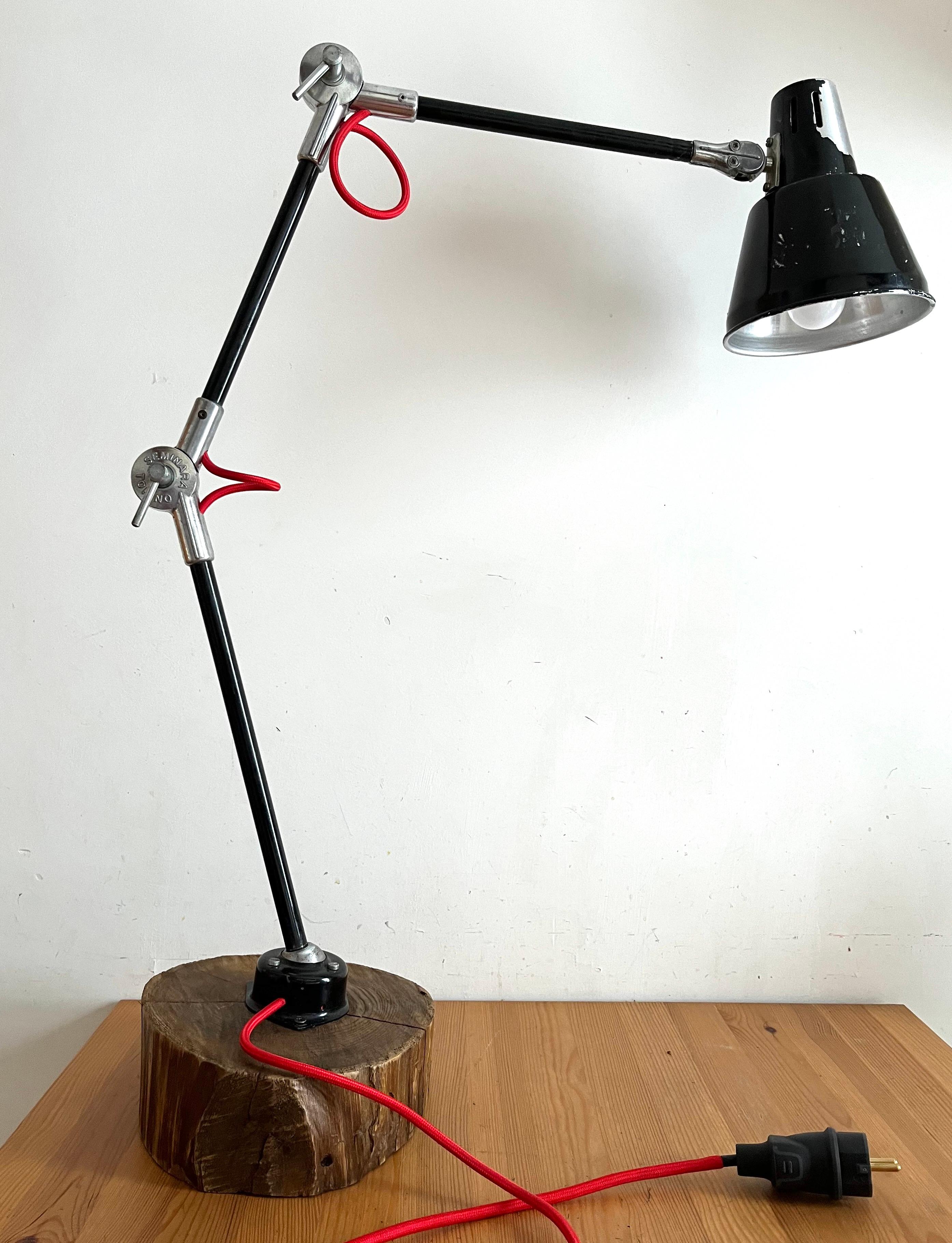 Lampada  industriale da tavolo montata su base in legno di castagno perfettamente funzionante, ricablata nella parte elettrica.
