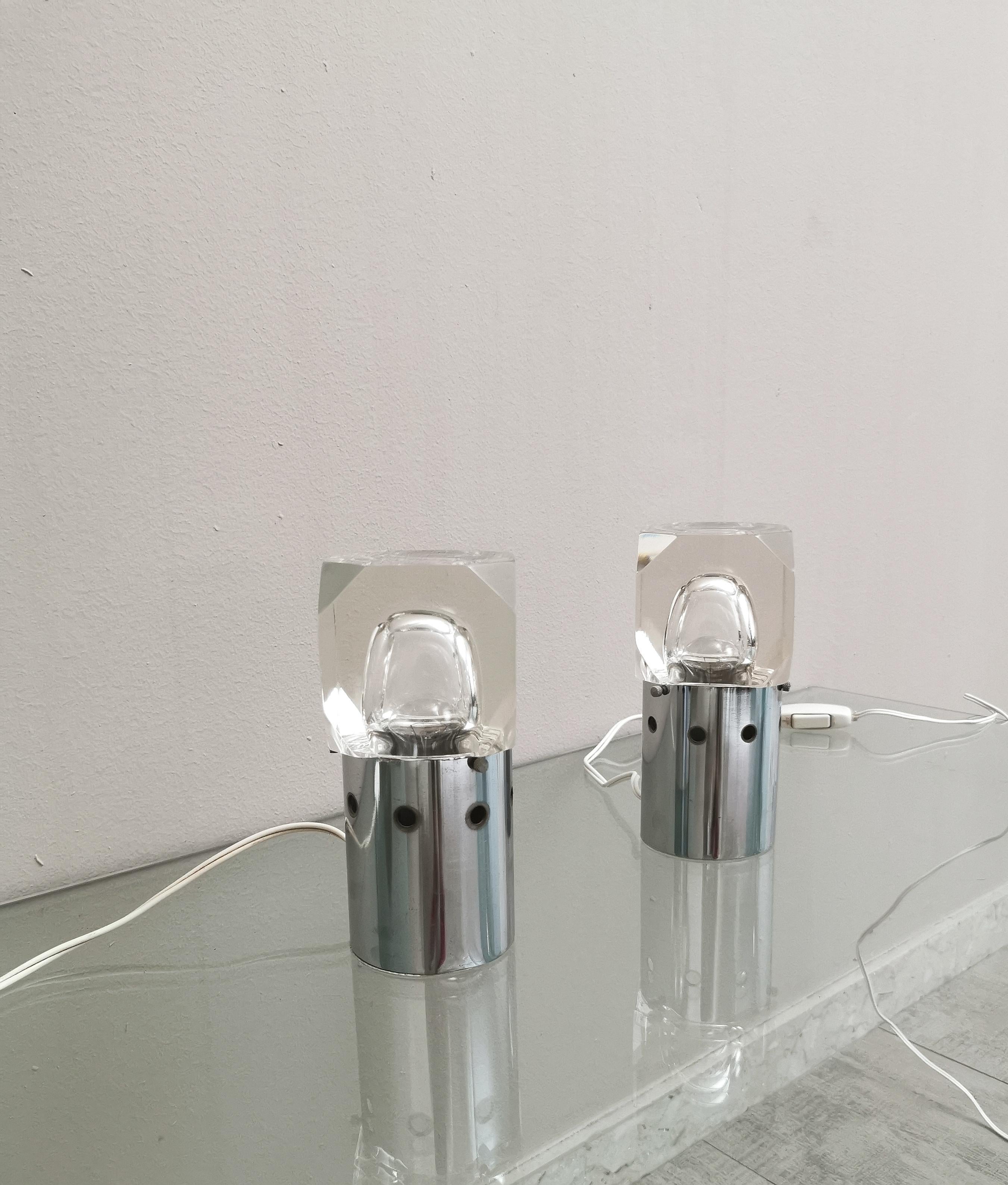 Petite paire de lampes de table ou de chevet produites en Italie dans les années 1970. Chaque lampe individuelle a une structure cylindrique en métal chromé avec un diffuseur en verre acrylique transparent avec des coins facettés.



Note : Nous