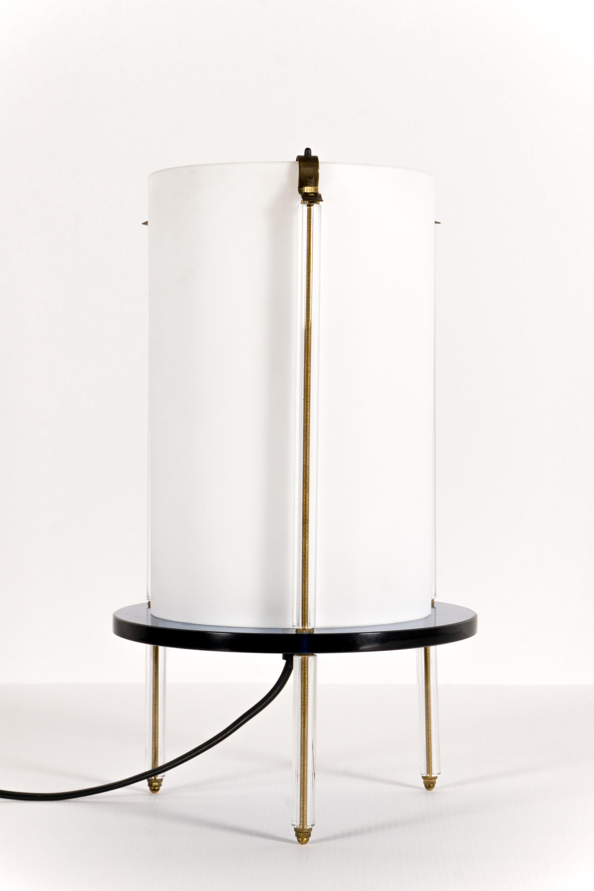 Umberto Riva, an Italian architect, designer and painter, designed around 1985 this particular table lamp, known as model 2656.
The main body is made of colored cut glass, held by struts of brass.
The lamp has a height of 34 cm with a diameter of