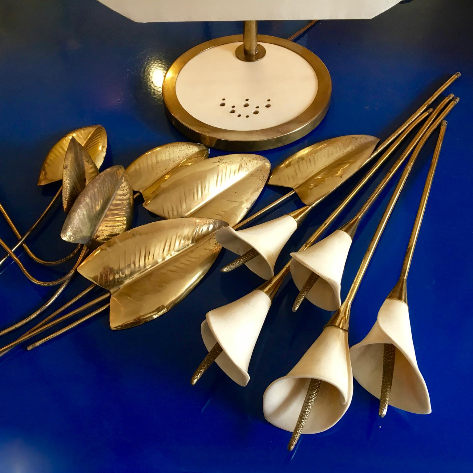 Table Light, adjustable Brass & ivory white lillies, Italy, 1960s-1970s In Good Condition For Sale In London, Fitzrovia