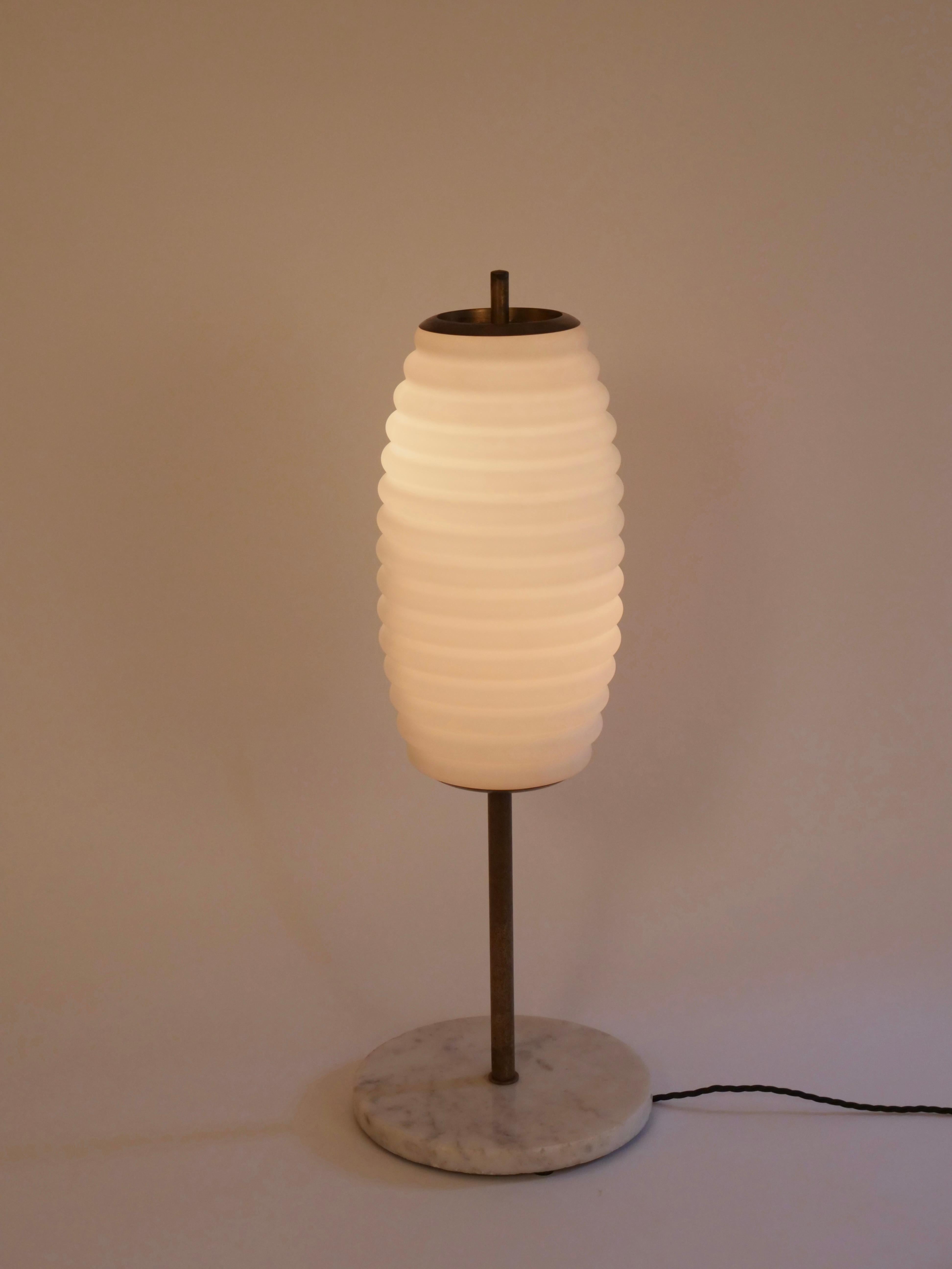 Lámpara de mesa de latón, mármol y cristal opalino att. a Angelo Lelli Italia c1950 Moderno de mediados de siglo en venta