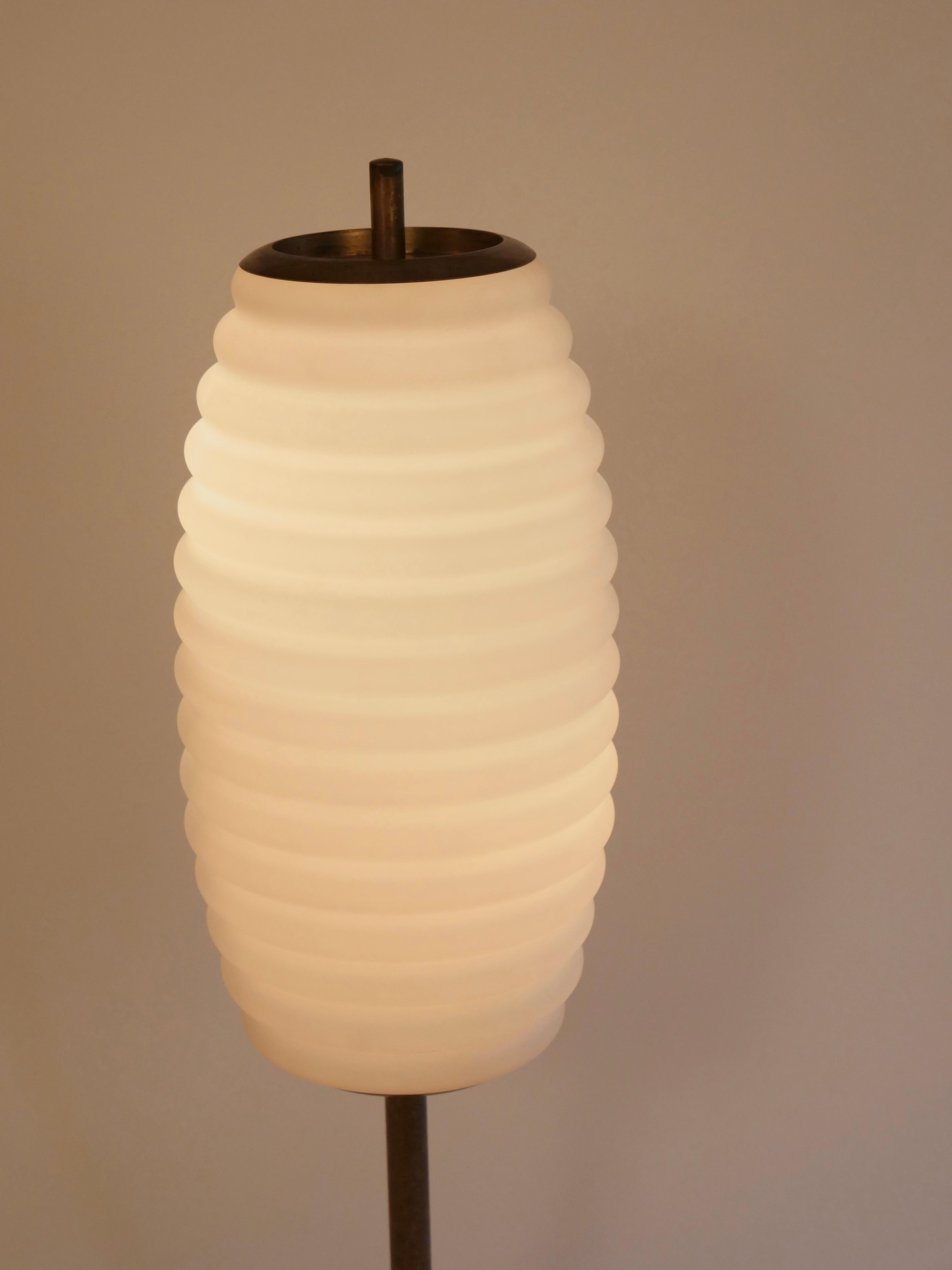 Lámpara de mesa de latón, mármol y cristal opalino att. a Angelo Lelli Italia c1950 Italiano en venta