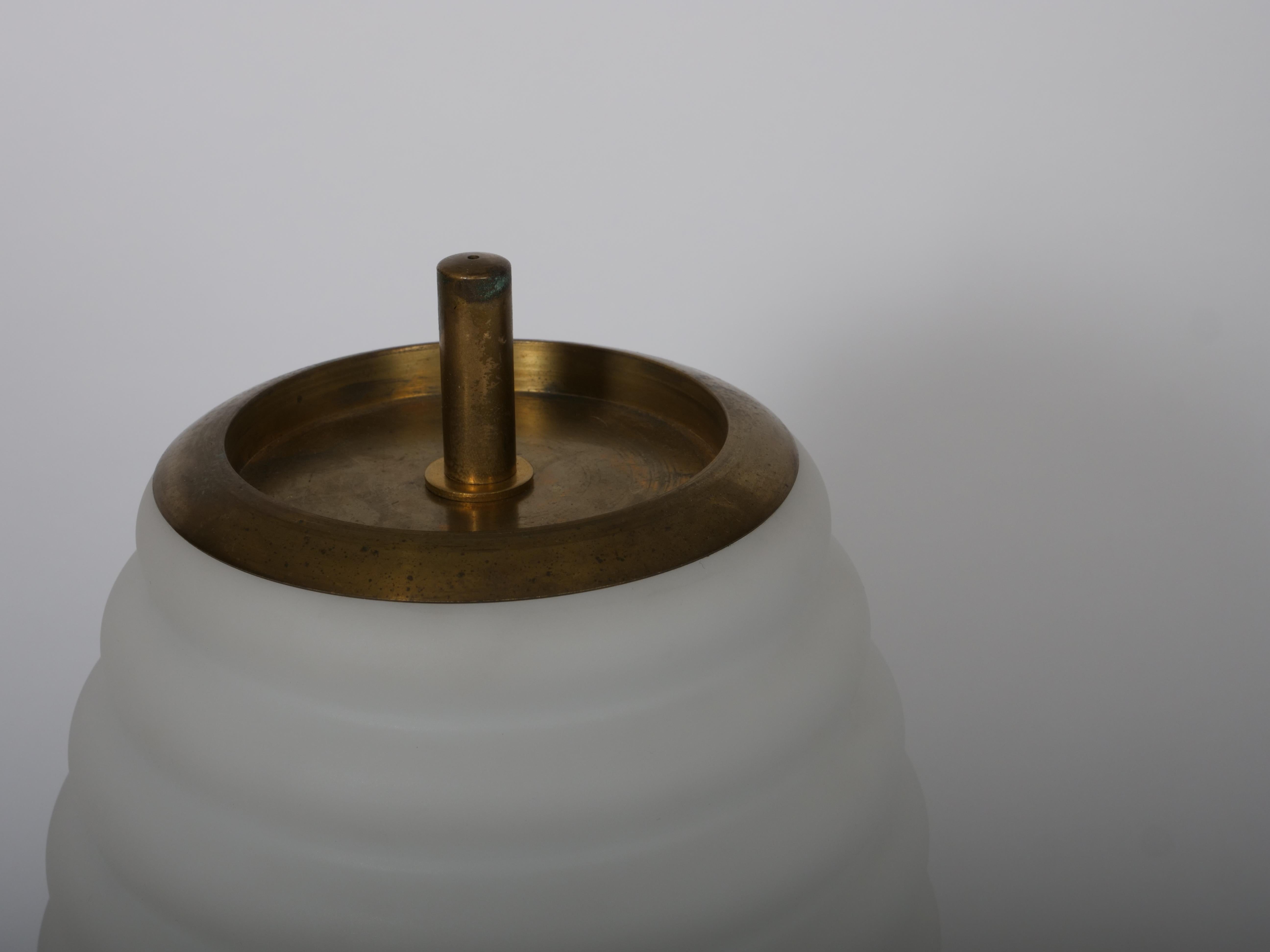 Lámpara de mesa de latón, mármol y cristal opalino att. a Angelo Lelli Italia c1950 mediados del siglo XX en venta