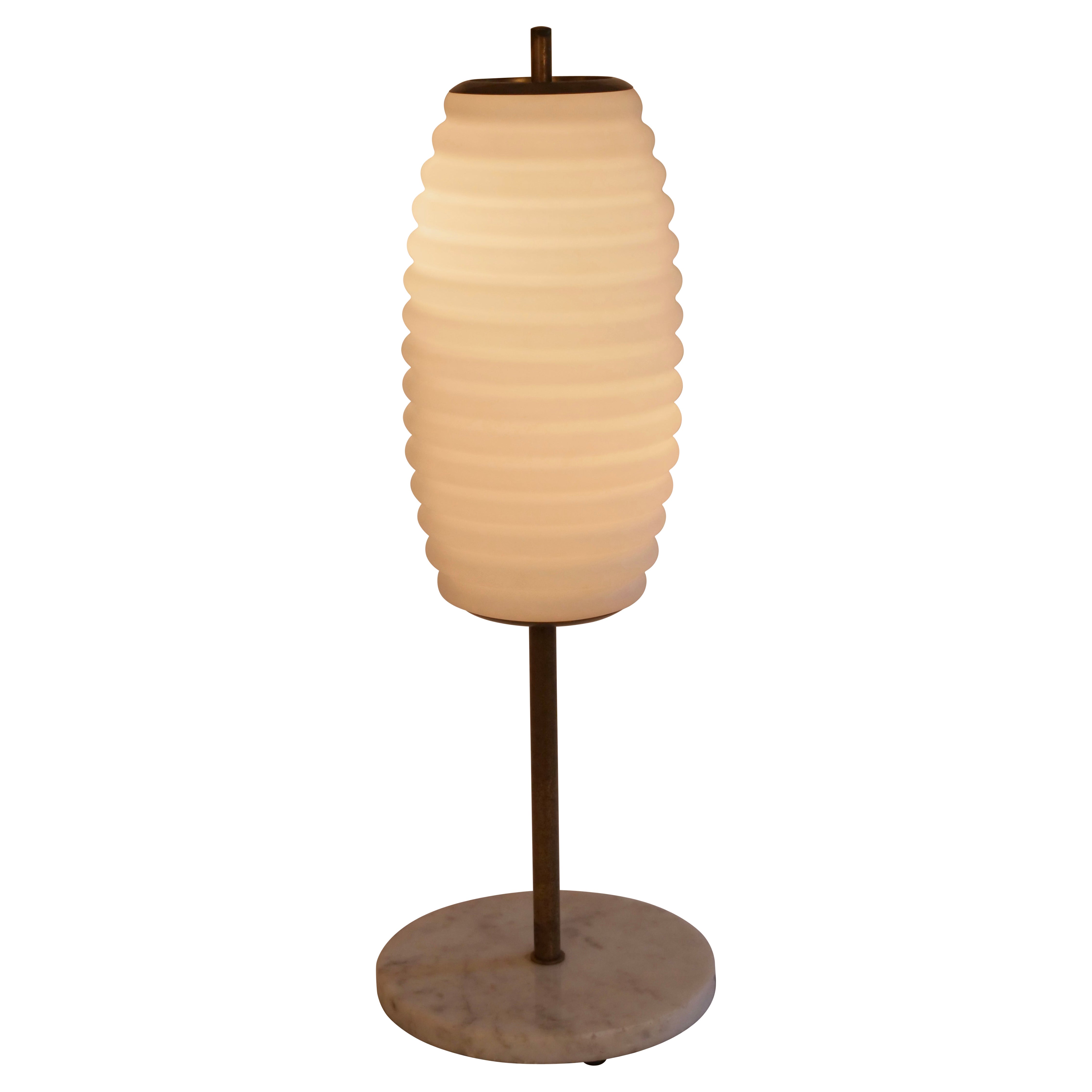 Lámpara de mesa de latón, mármol y cristal opalino att. a Angelo Lelli Italia c1950 en venta