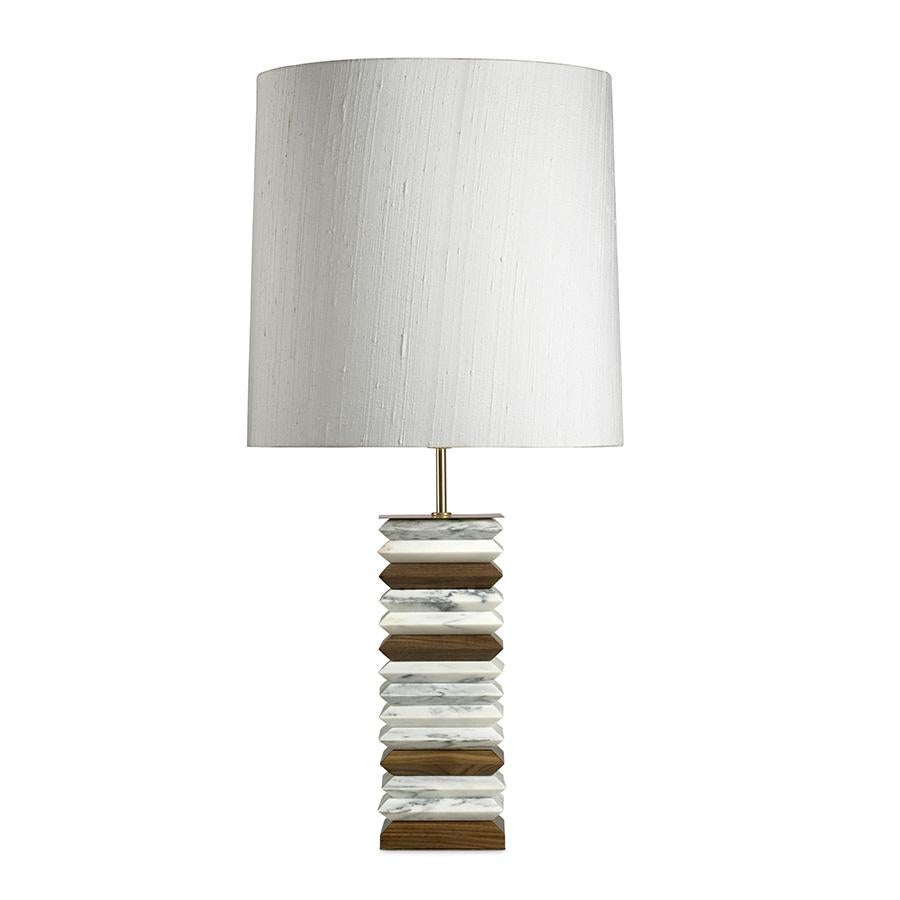 Table light
Base in white marble, matte walnut veneer and polished brass,
Abat-jour: White satin fabric
Measures: Diameter 45 cm 17.71 in, height 93 cm 36.6 in
25 kg.