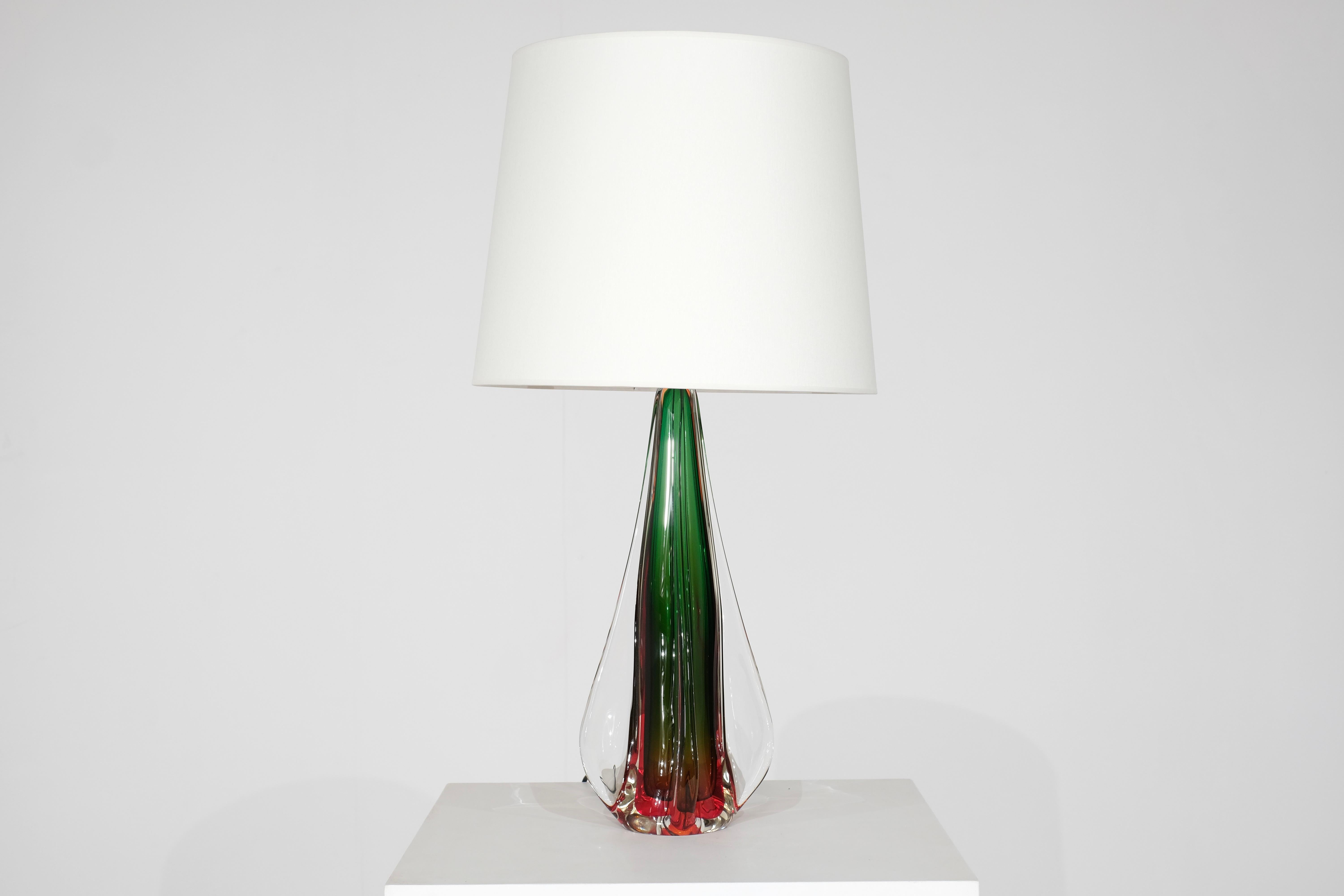 Tischleuchte aus rotem, grünem und transparentem Murano-Glas von Sommerso, 
Neuer weißer Stoffschirm, Glühbirne nicht inbegriffen.

Zuschreibung an den Designer Flavio Poli für Seguso, Italien 1960er Jahre.

 

 

Designer - wird Flavio Poli