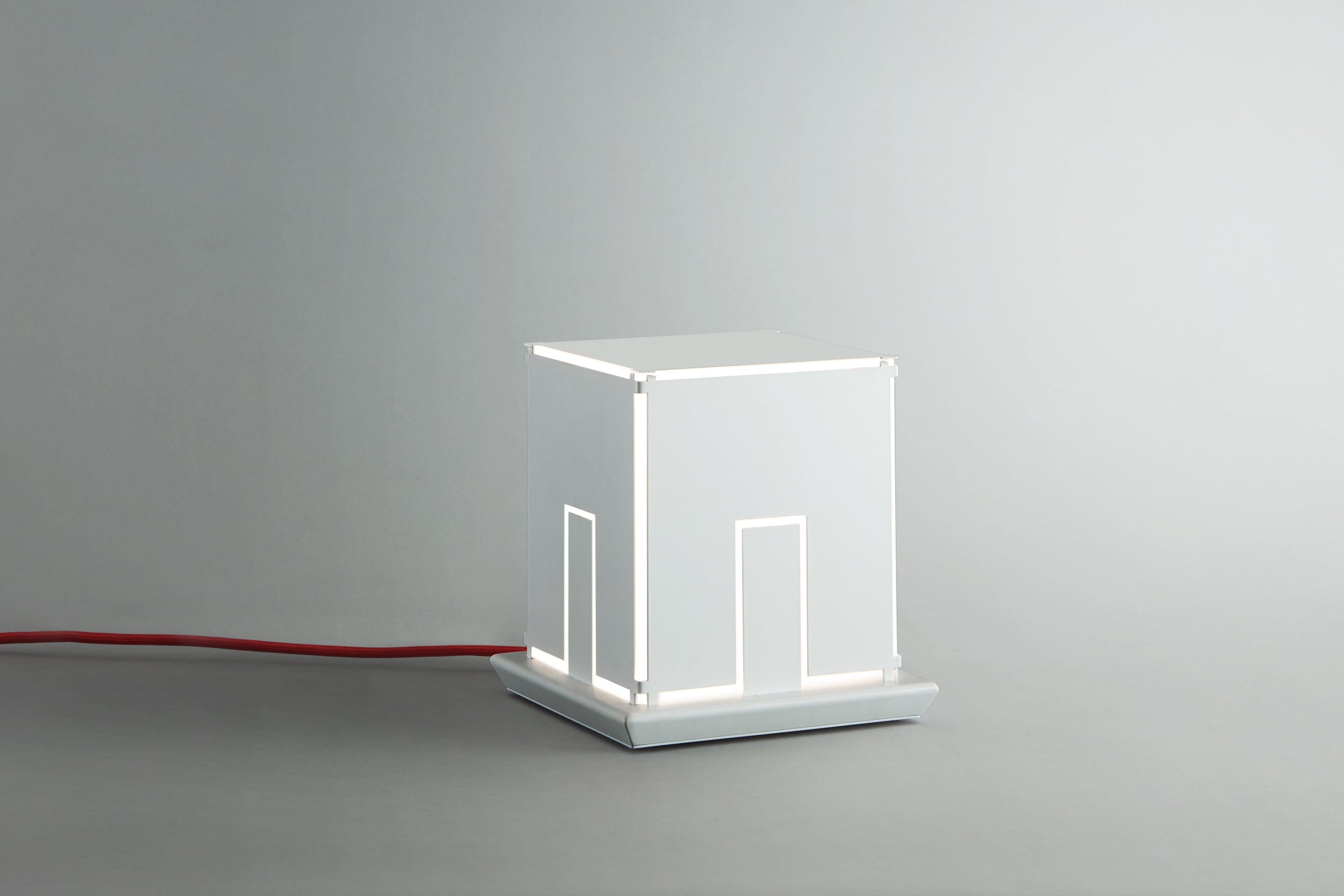 Lampe de table LightHouse œuvre d'art de l'artiste Massimo Uberti édition limitée métal verni blanc La nouvelle œuvre d'art de la lumière de l'artiste Massimo Uberti à Pollice Light Gallery LightHouse est un produit artisanal, réalisé avec soin par