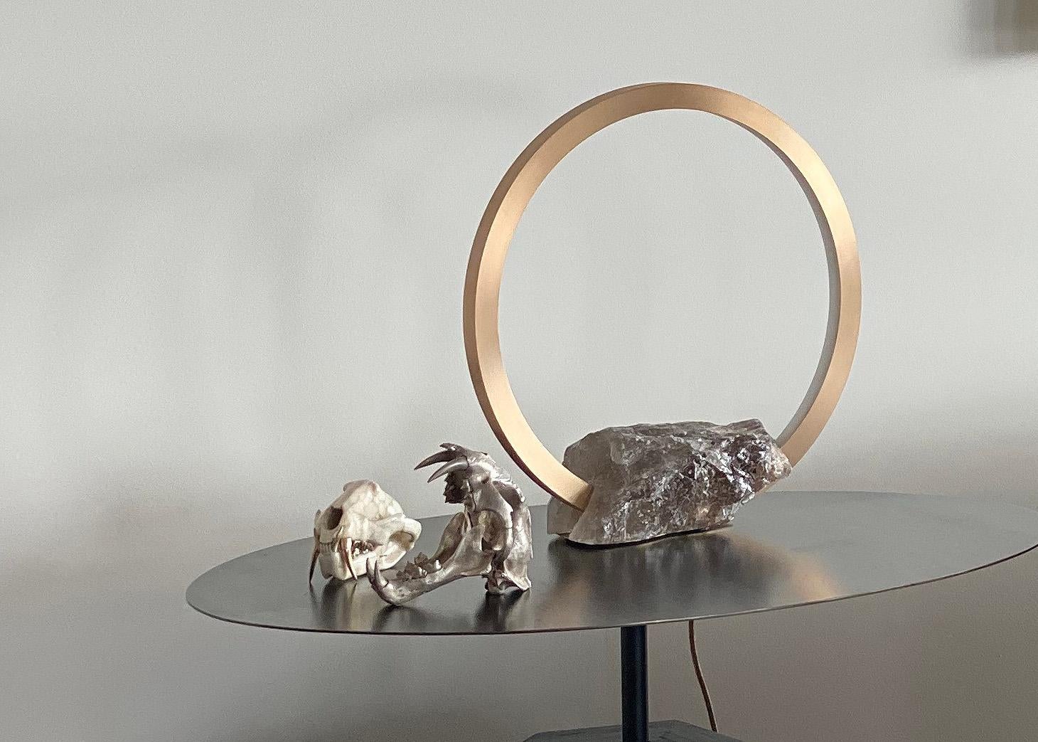 Moderne Sculpture de table lumineuse en laiton avec base en quartz, Portal 450 de Christopher Boots en vente