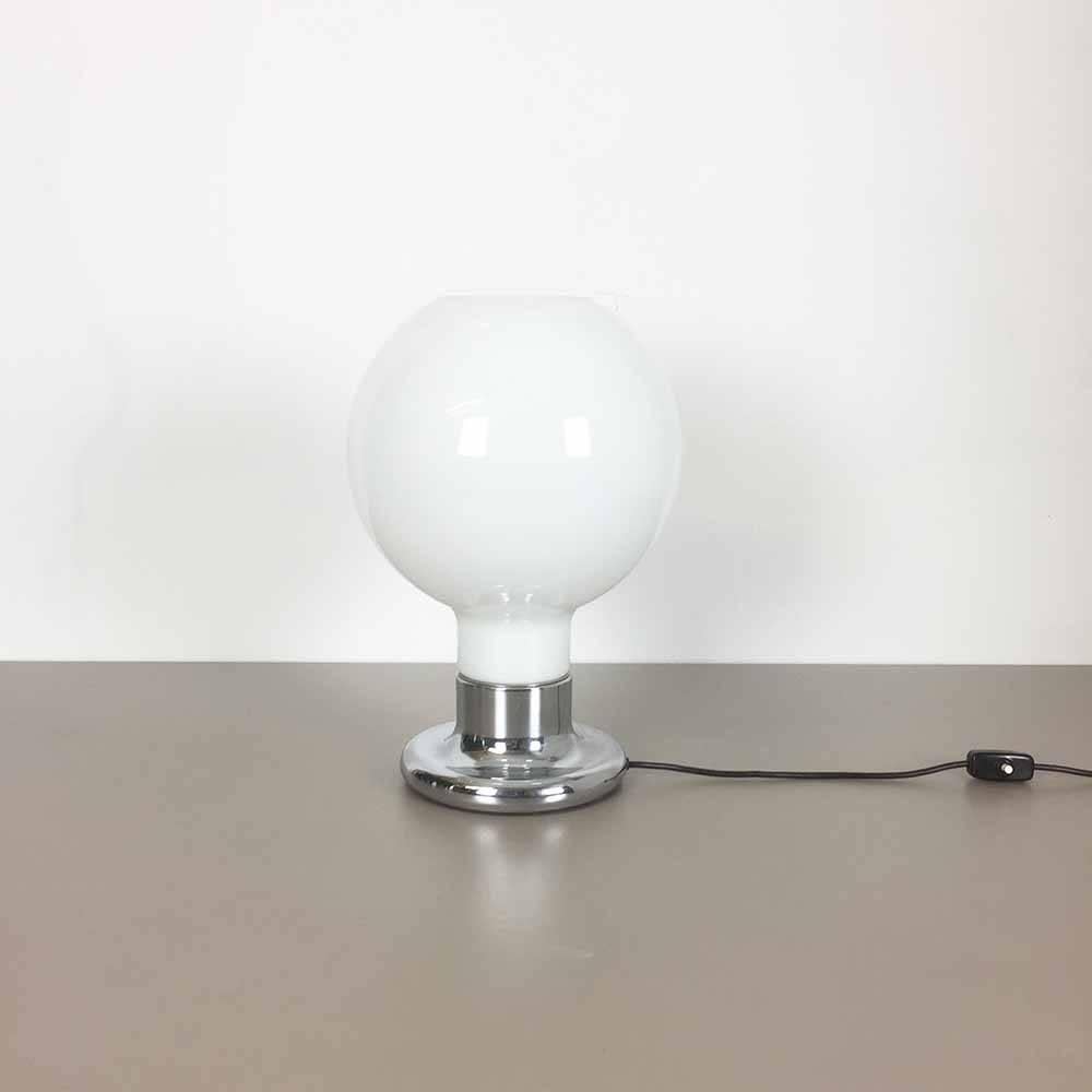 Table light.

Producer: Cosack Ligths, Germany.

1970s.

This original table light with a round glass shade and chromed base was made by German premium light producer Cosack in the 1970s.

The light shade is made of drop formed shade, which