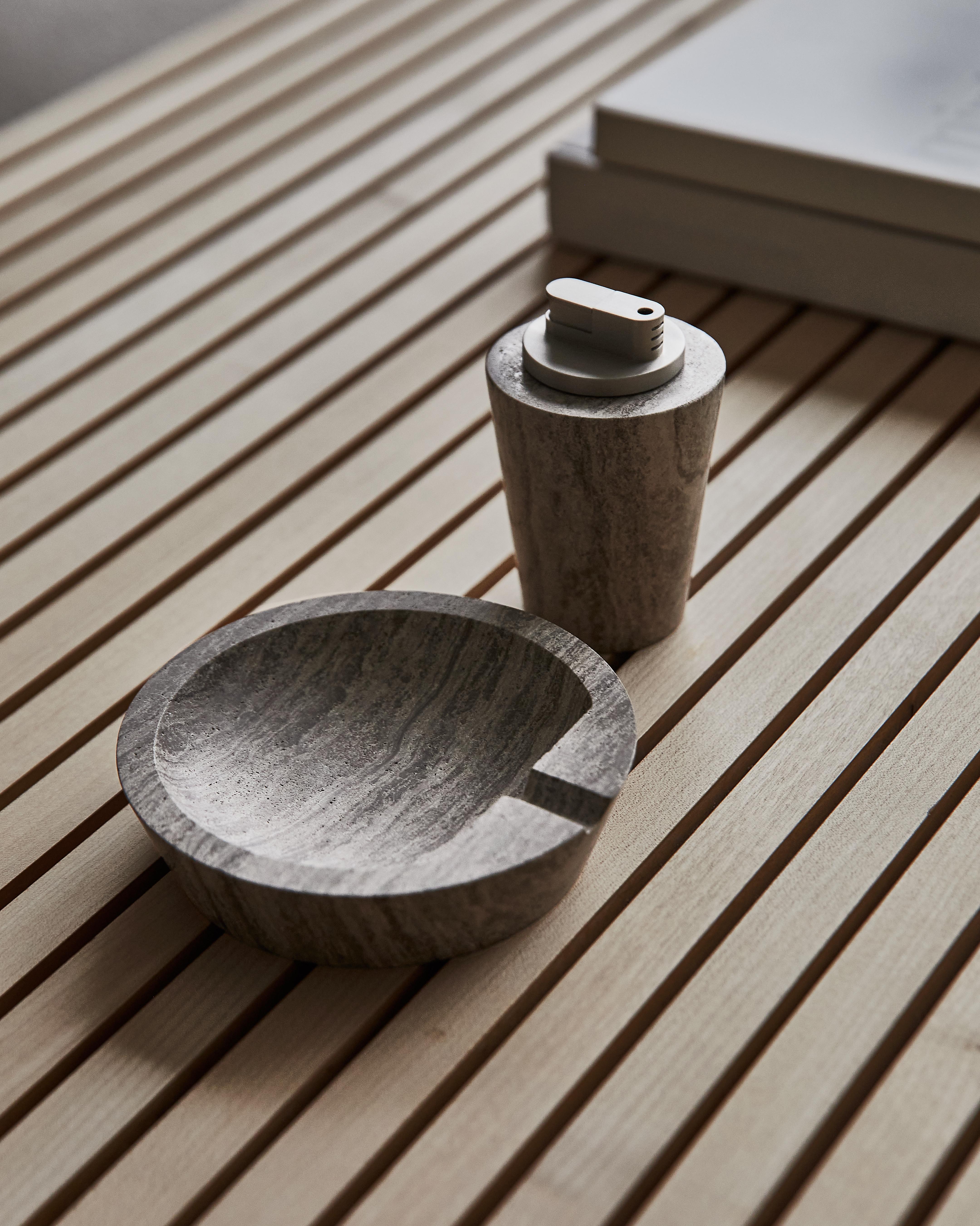 Un briquet de table usiné à partir d'un bloc de pierre massif et poli à la main pour obtenir une finition lisse et adoucie. Le briquet amovible est en nickel brossé mat et dispose d'une hauteur de flamme réglable et d'un nez de recharge de butane