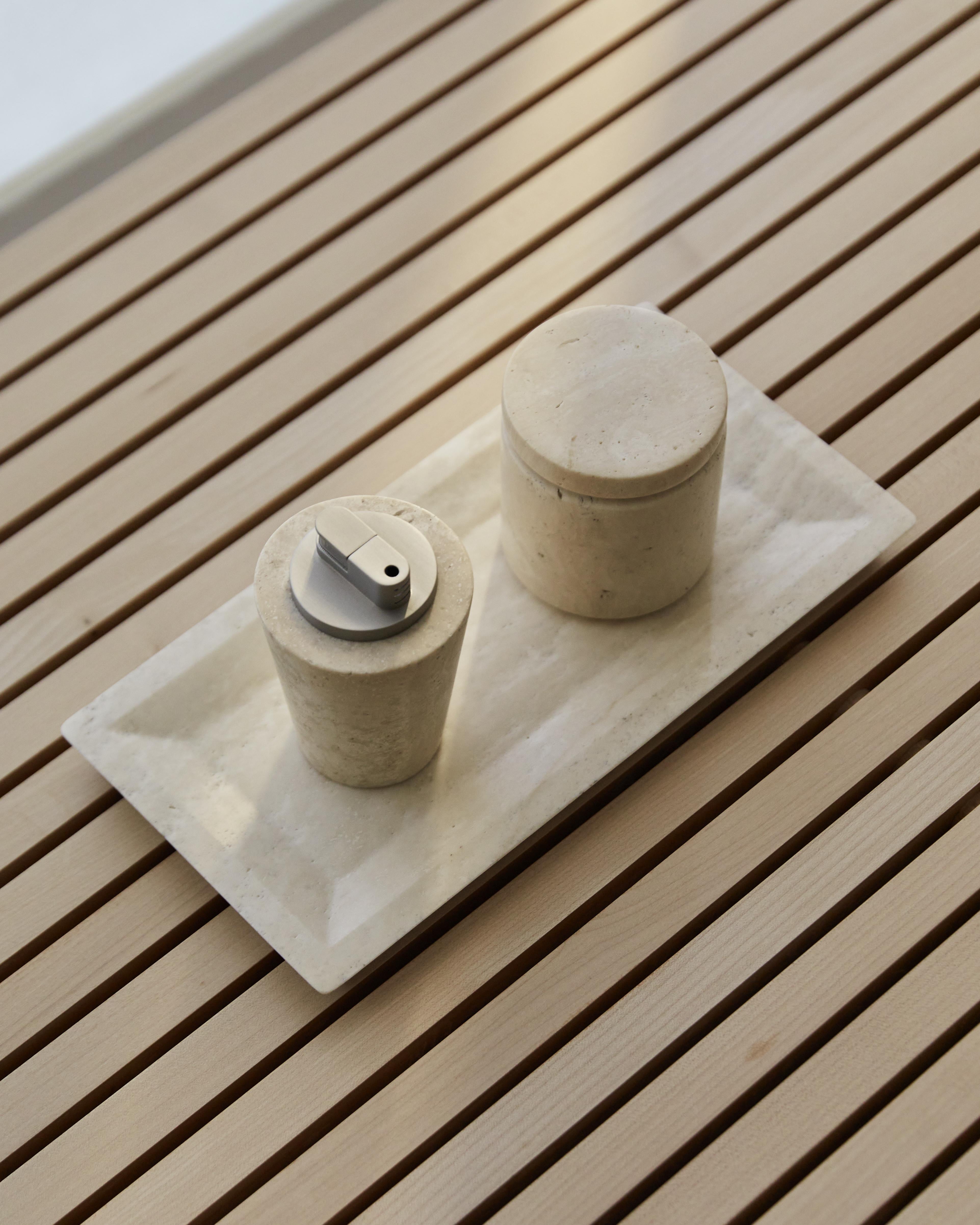 Un briquet de table usiné à partir d'un bloc de pierre massif et poli à la main pour obtenir une finition lisse et adoucie. Le briquet amovible est en nickel brossé mat et dispose d'une hauteur de flamme réglable et d'un nez de recharge de butane