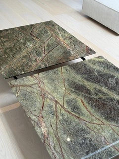 Tisch, niedriges skulpturales Design, Platte aus grünem Marmor, Gestell aus Rotgussstahl, Italien