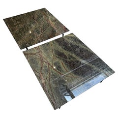 Tisch, niedriges skulpturales Design, Platte aus grünem Marmor, Gestell aus Rotgussstahl, Italien