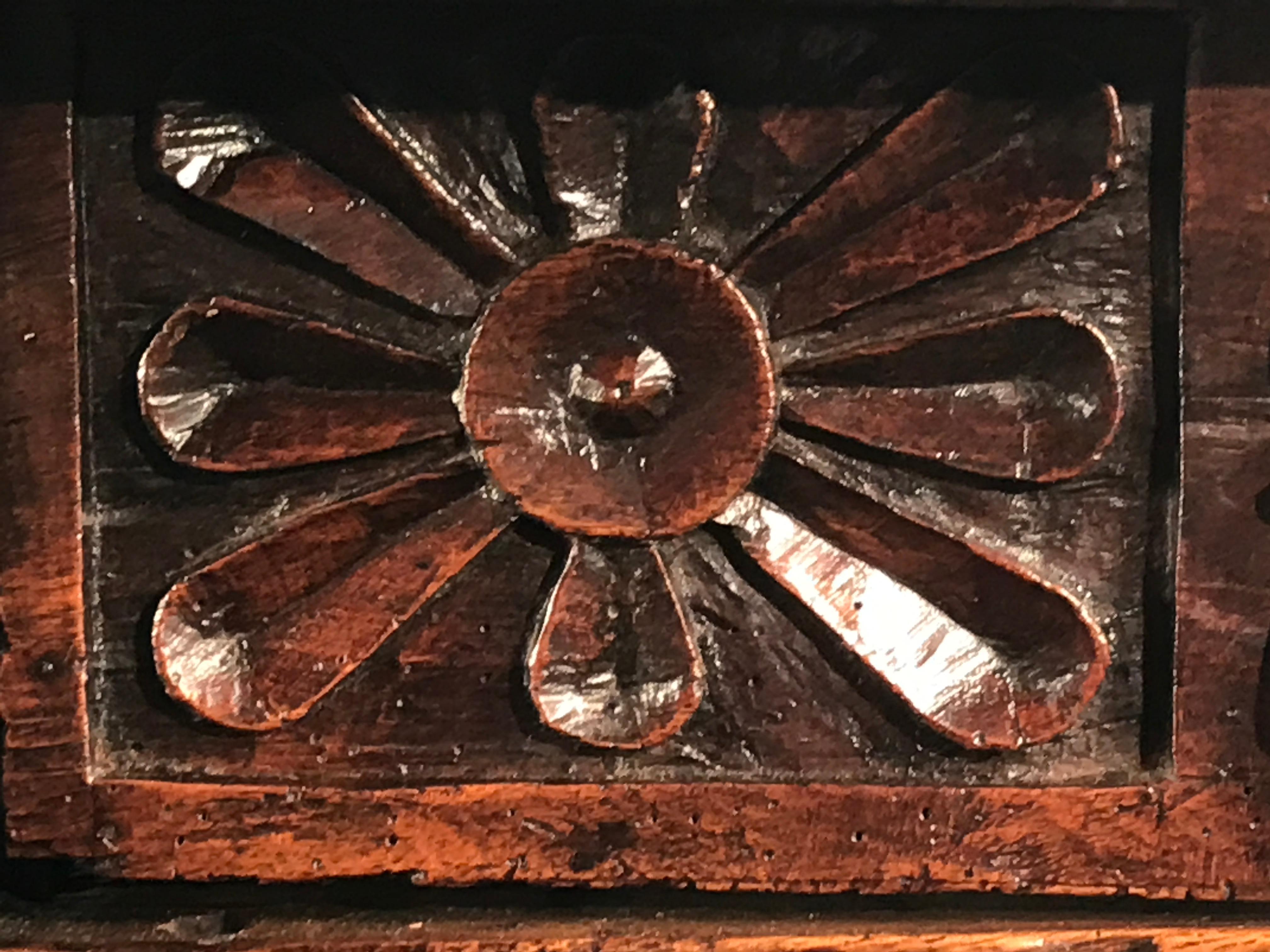 Tisch Niedriger Beistelltisch aus spanischem geschnitztem Nussbaumholz mit Blumenkopf, Volkskunst, 19.5