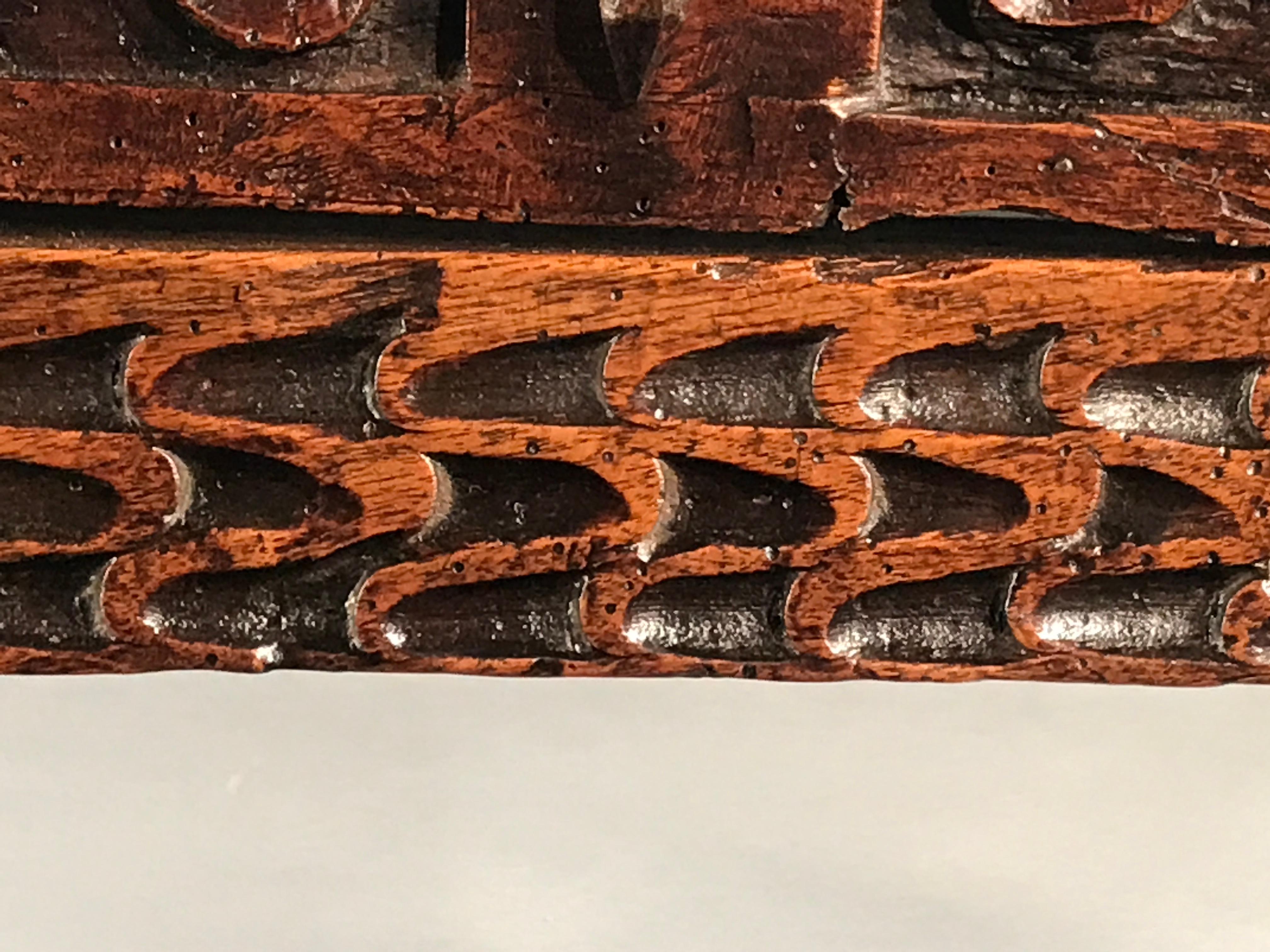 Tisch Niedriger Beistelltisch aus spanischem geschnitztem Nussbaumholz mit Blumenkopf, Volkskunst, 19.5