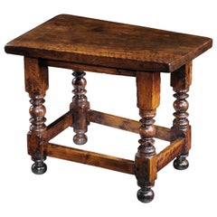 Mesa Baja Nogal Pequeña Bolillo Barroco Español 24,5" de largo, 20" de alto