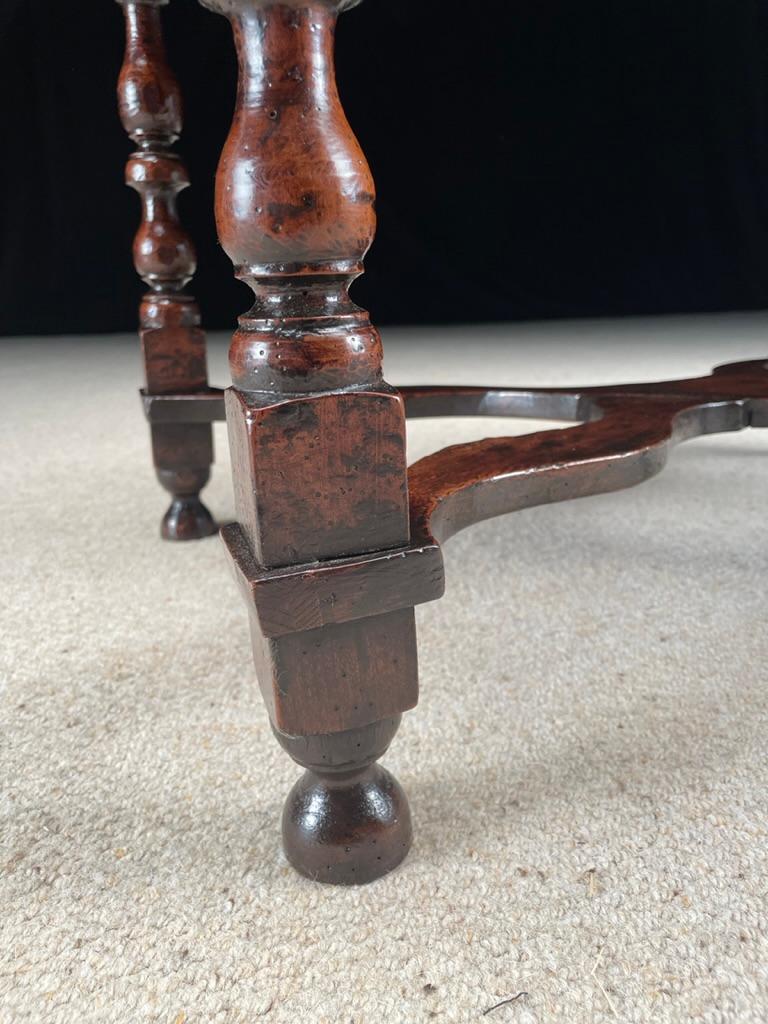Table basse en chêne, bois d'orme et laiton extensible William & Mary en vente 1