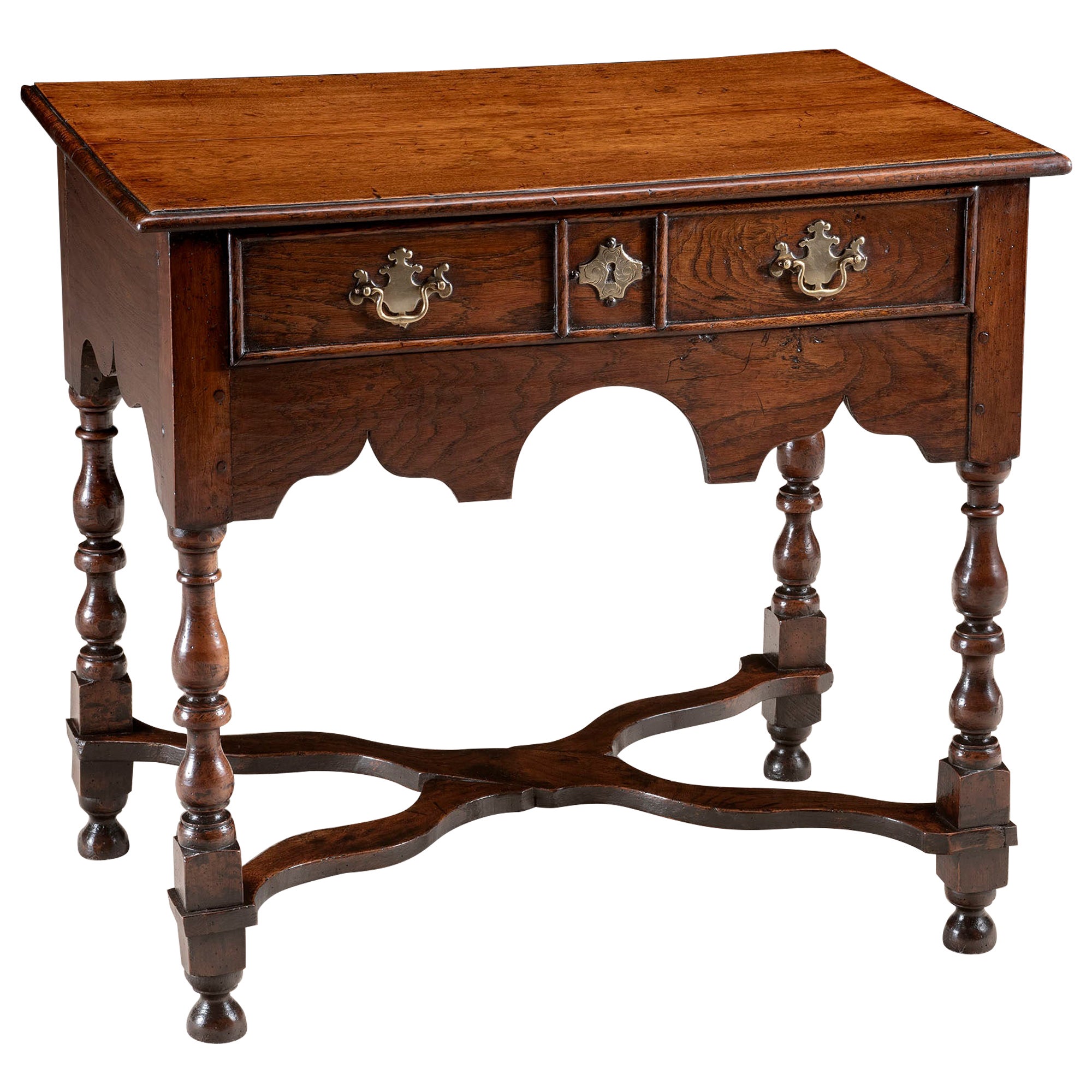 Mesa Lowboy Oak Elm Fruitwood X Camilla Latón William & Mary en venta