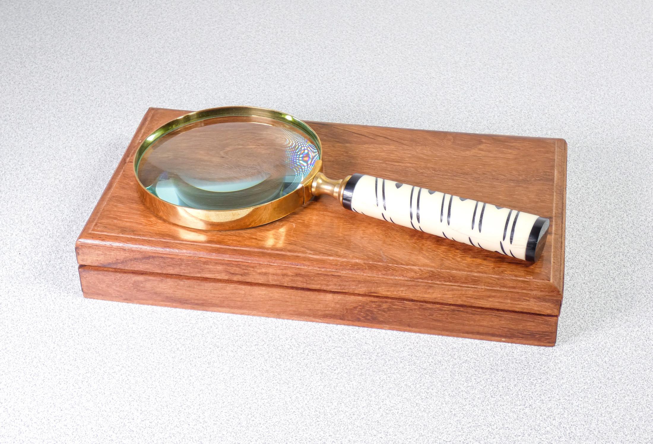 Table magnifier, with bone handle, case in
wood

ORIGIN
Italy

TEMPLATE
Table magnifying lens

MATERIALS
Bone handle, lens, wood

DIMENSIONS
Custody
24.5 x 13 x H 4 cm

CONDITIONS
Excellent. Evaluate through the attached photos.