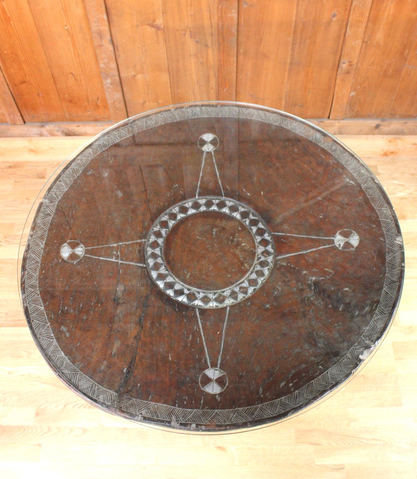 This 20th century table is a real ritual table of the Malinké people, sometimes used for sacrifices.
The Malinké people are a people of West Africa (Mali, Senegal).
This large indigenous wooden table is engraved and inlaid with metal pieces forming