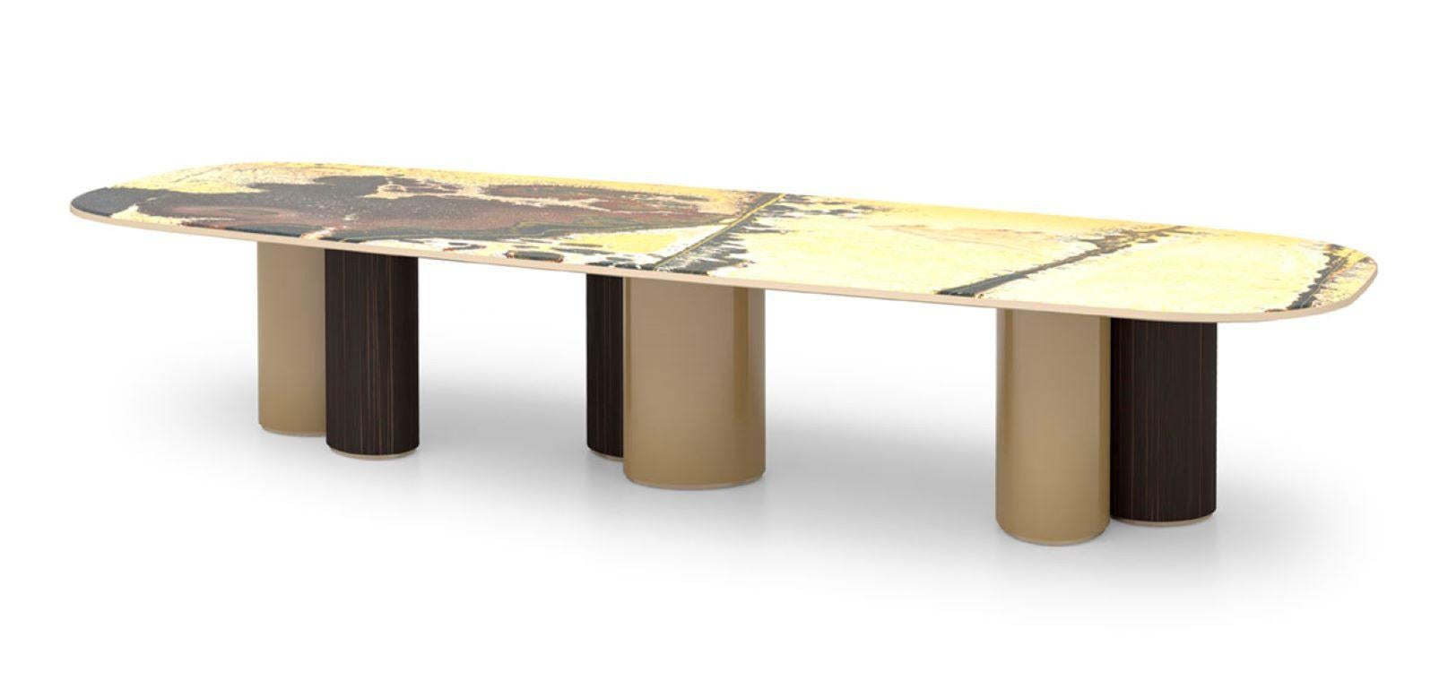 A table of exceptional dimensions that enhances the originality of the materials with which it is composed. Born from a research process to achieve innovation, it is one-of-a-kind. The Vetrite top can have different variations and finishes, such as