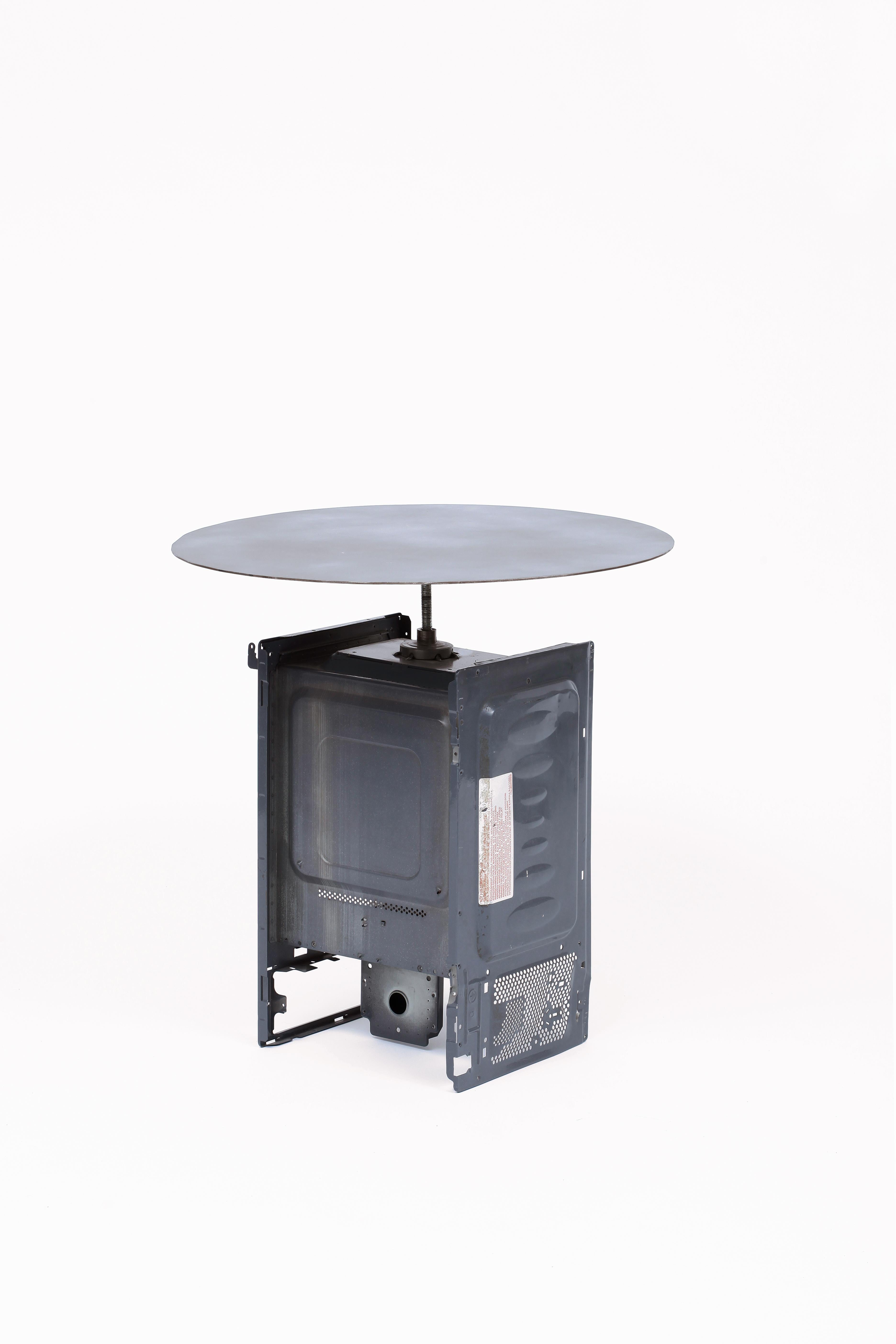 Espagnol Table métallique grise micro-wave artisanale de Marta Torrent en vente