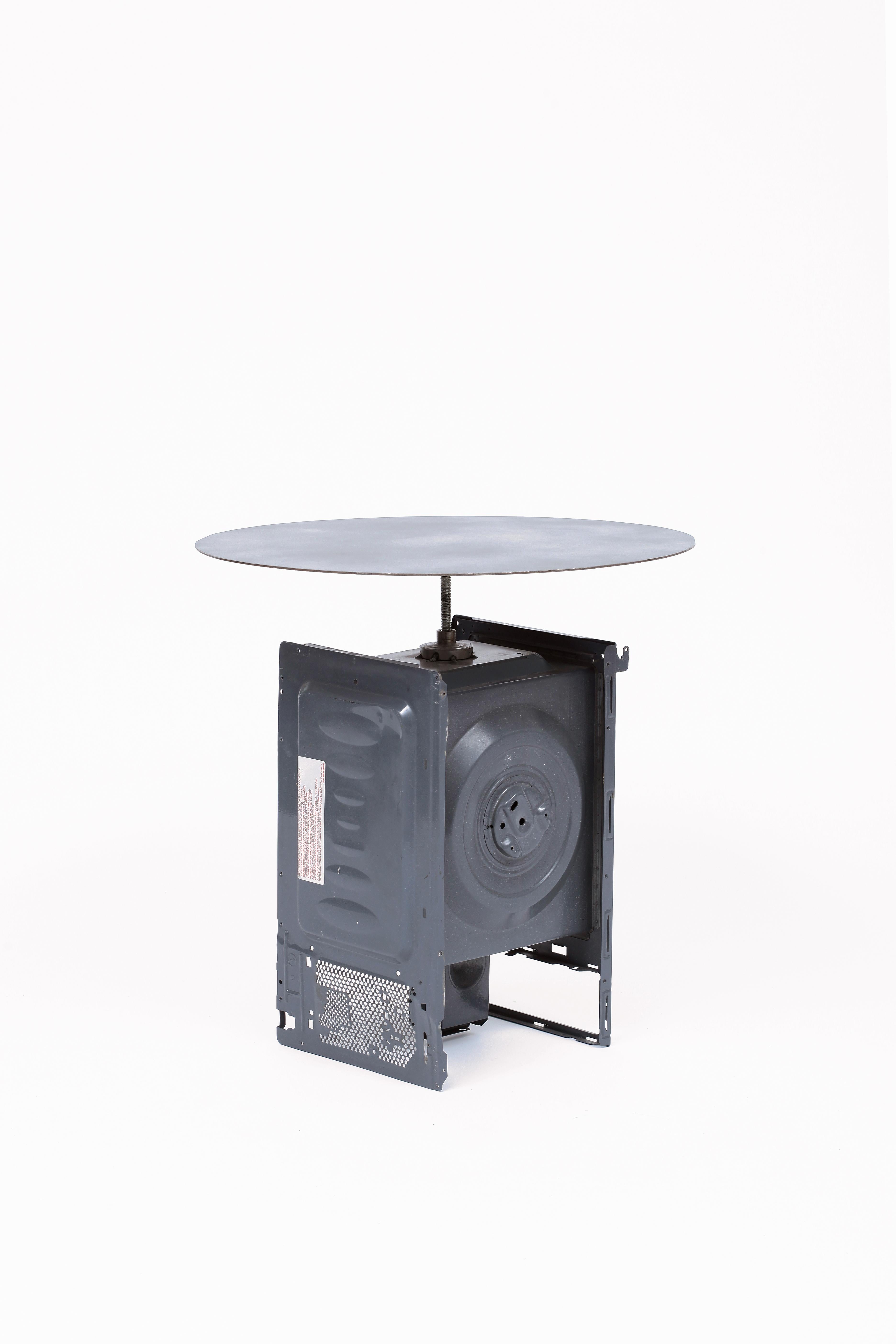 Ferronnerie Table métallique grise micro-wave artisanale de Marta Torrent en vente