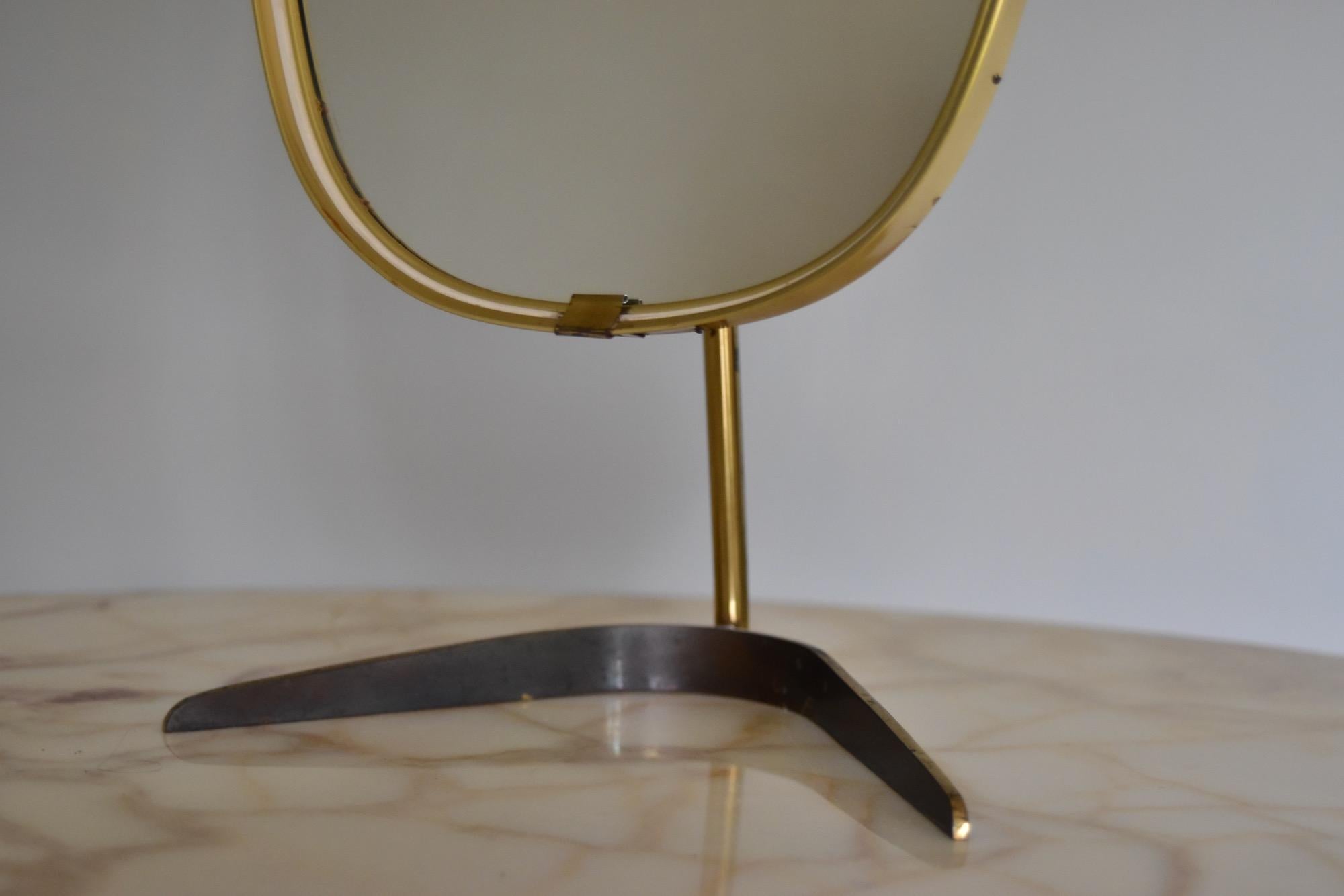 Vereinigte Werkstätten brass Mid-Century Modern table mirror.
Price for the table mirror, we have also the wall mirror in stock. 
   