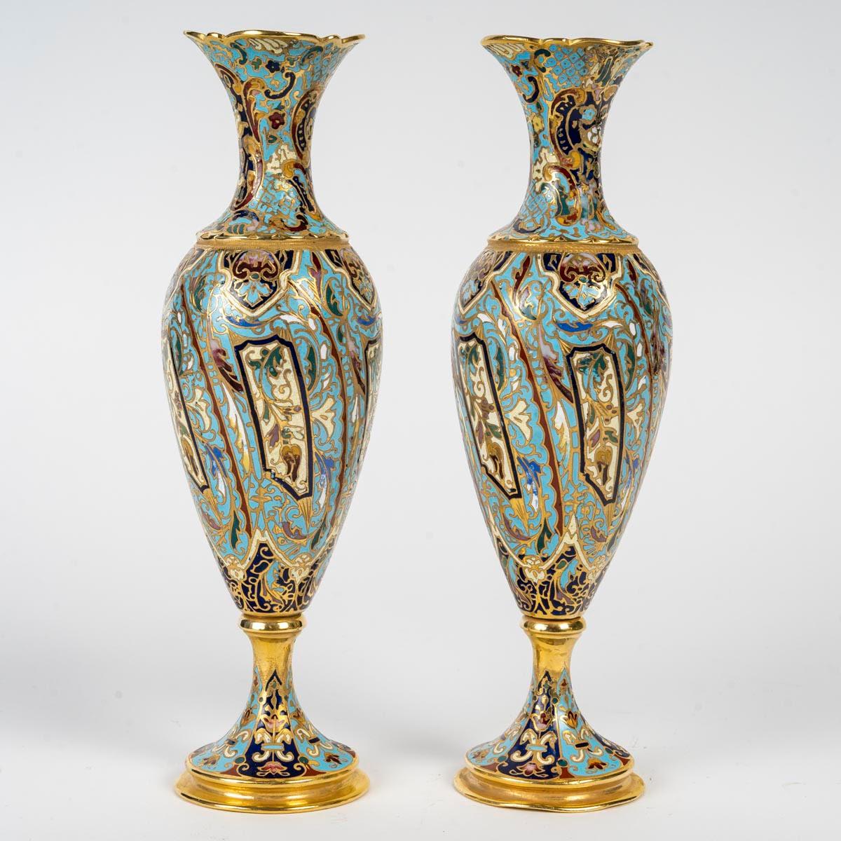 Table mirror and its two vases, 19th century, Napoleon III period.

A table mirror and its two enamelled and cloisonné bronze vases, 19th century, Napoleon III period.

Vases: H: 23cm, D: 6cm
Mirror: H: 28cm, W: 22cm, D: 3cm