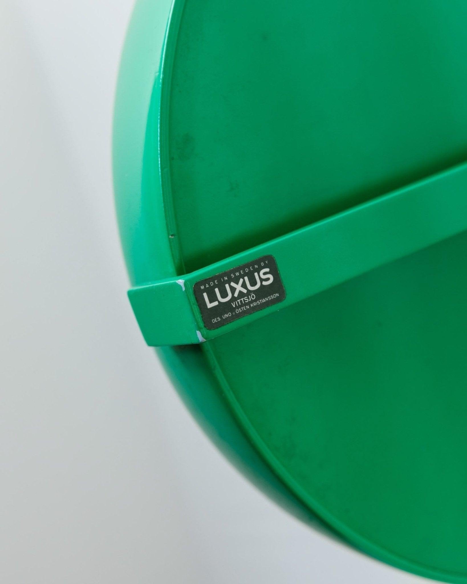 Miroir de table par Uno & eastern Kristansson pour le luxe à Vittsjö en Suède, années 70

Ce miroir de table vert réglable a été conçu par UN et East Kristansson pour le luxueux Vittsjö et fabriqué en Suède dans les années 1960. Le miroir peut être